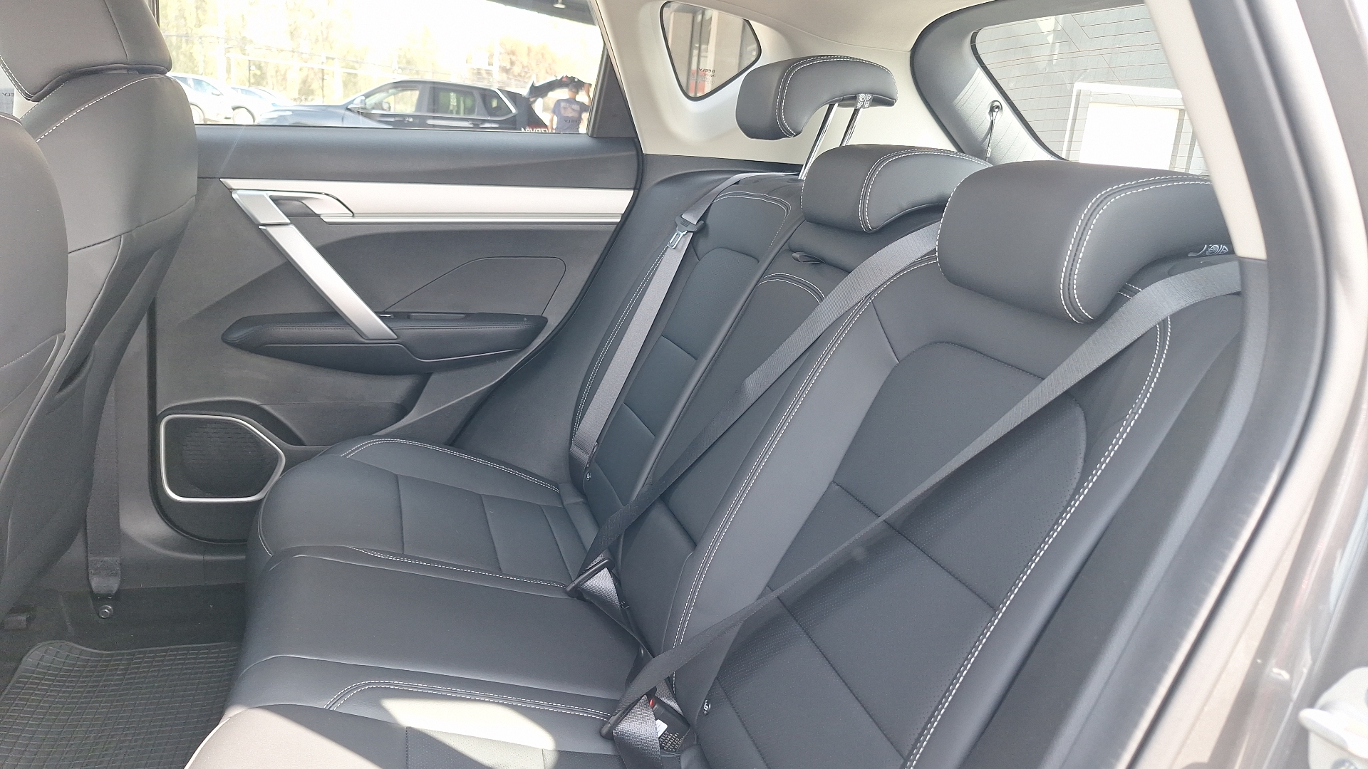 Geely Coolray Lite — foto 13 de 15