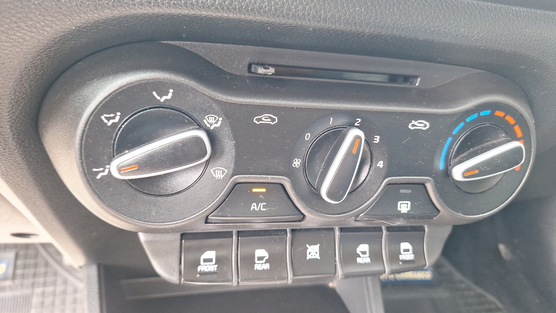KIA Soluto — foto 15 de 15