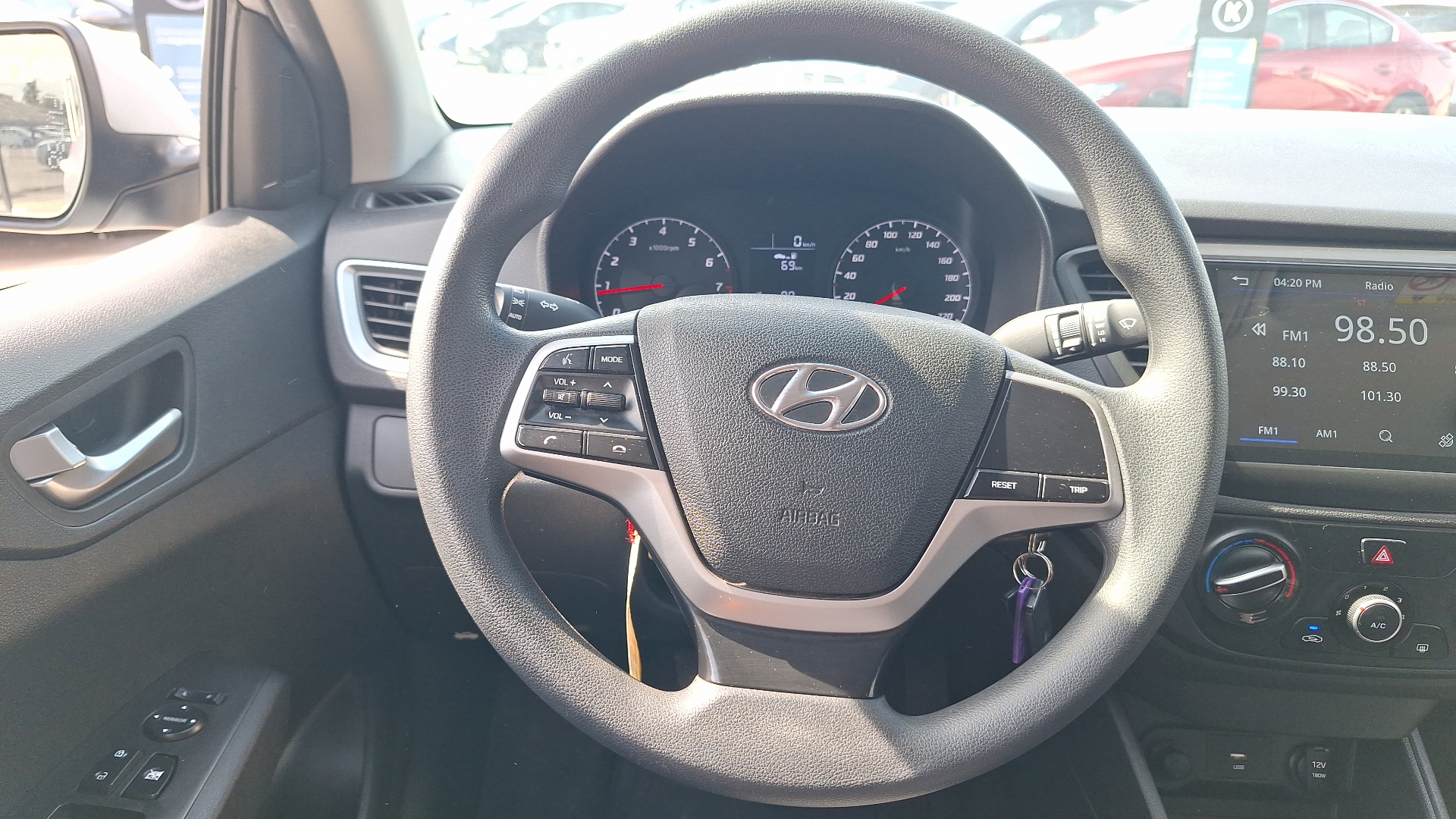Hyundai Accent — foto 8 de 15