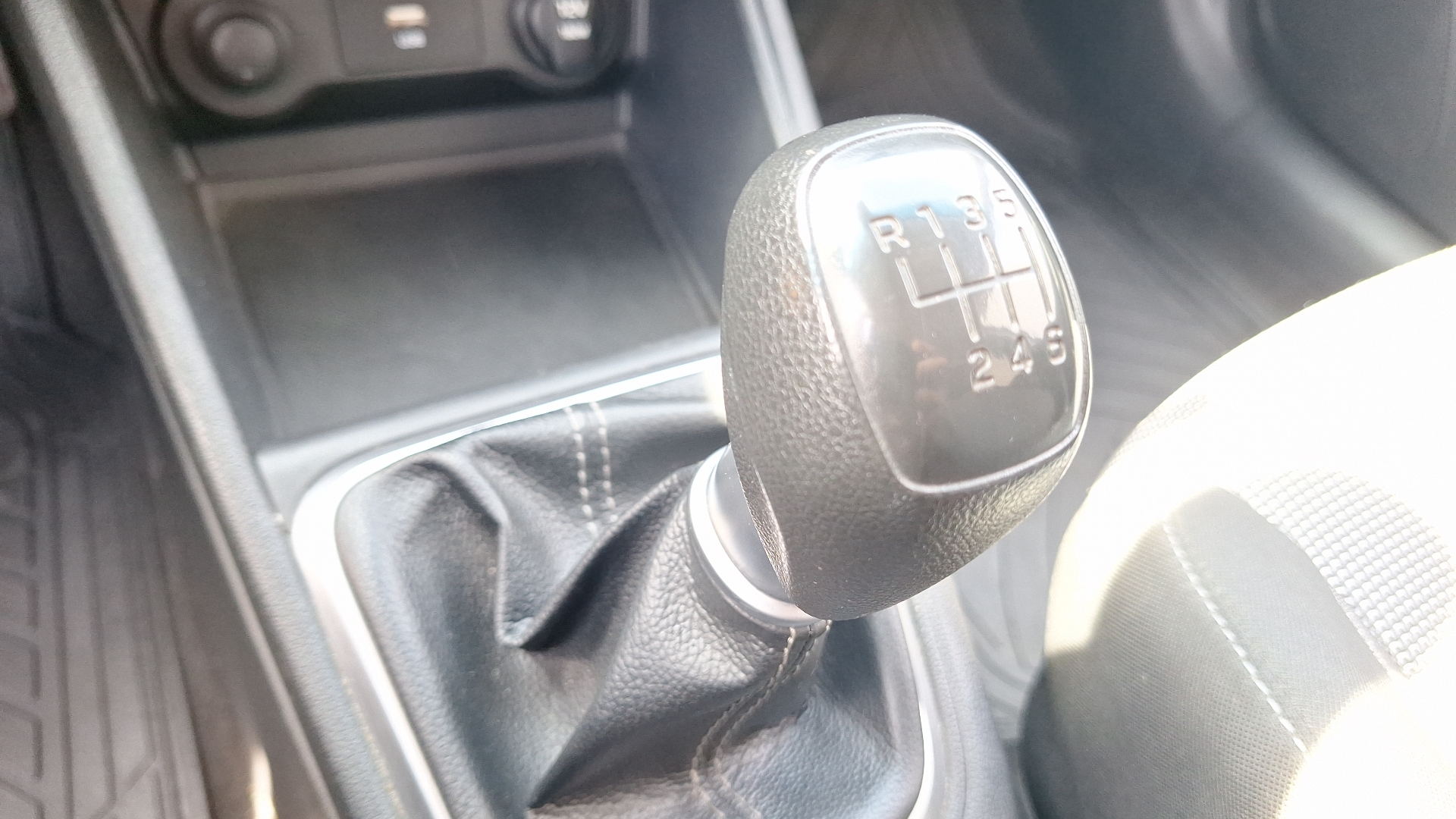 Hyundai Accent — foto 11 de 15