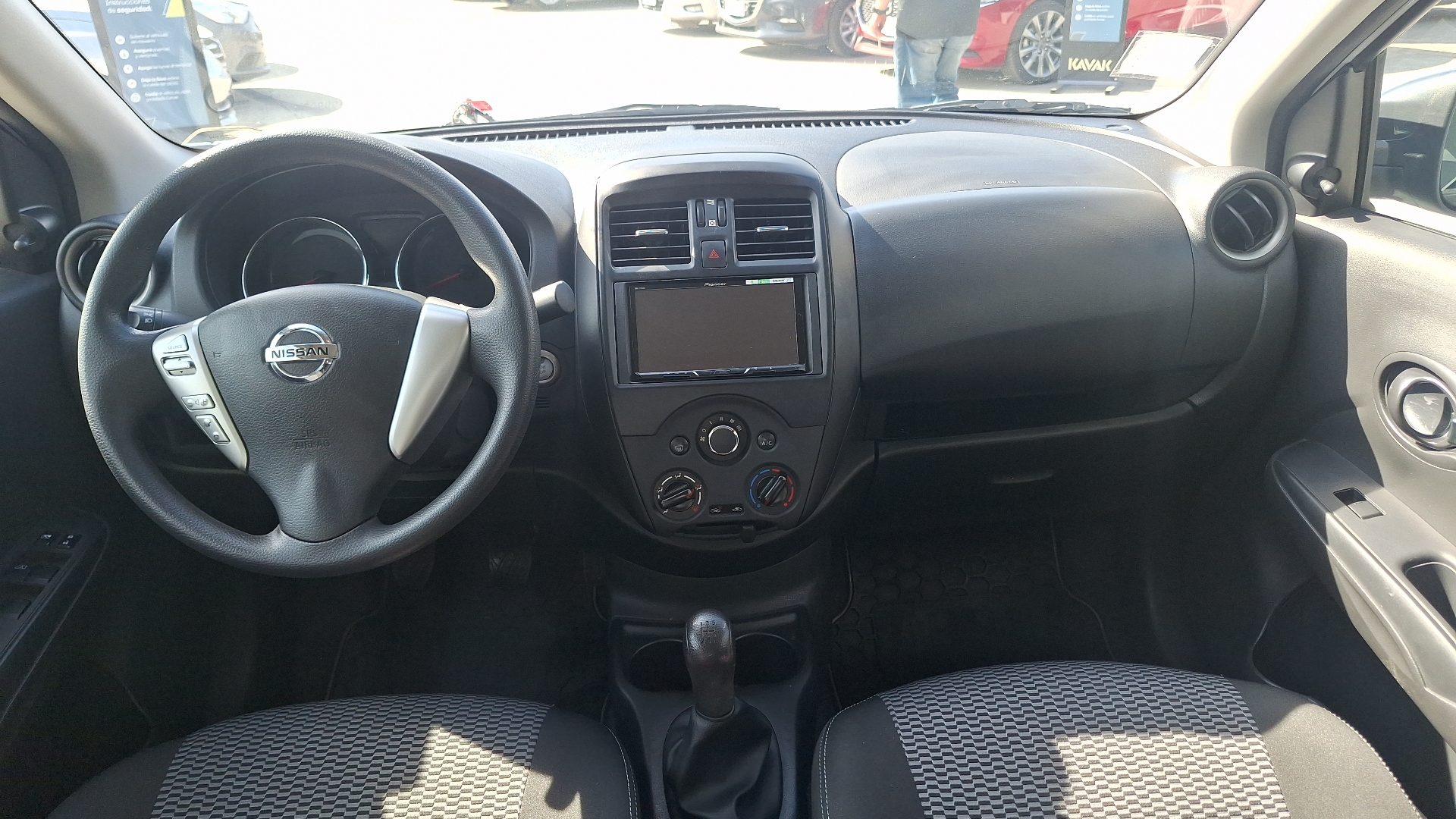 Nissan Versa — foto 6 de 14