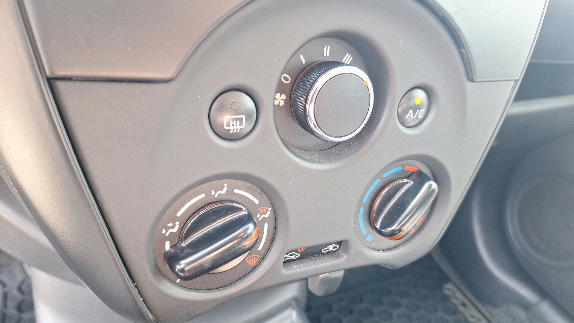 Nissan Versa — foto 14 de 14