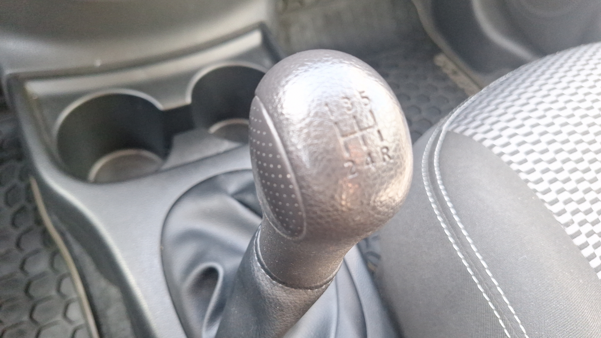 Nissan Versa — foto 11 de 14