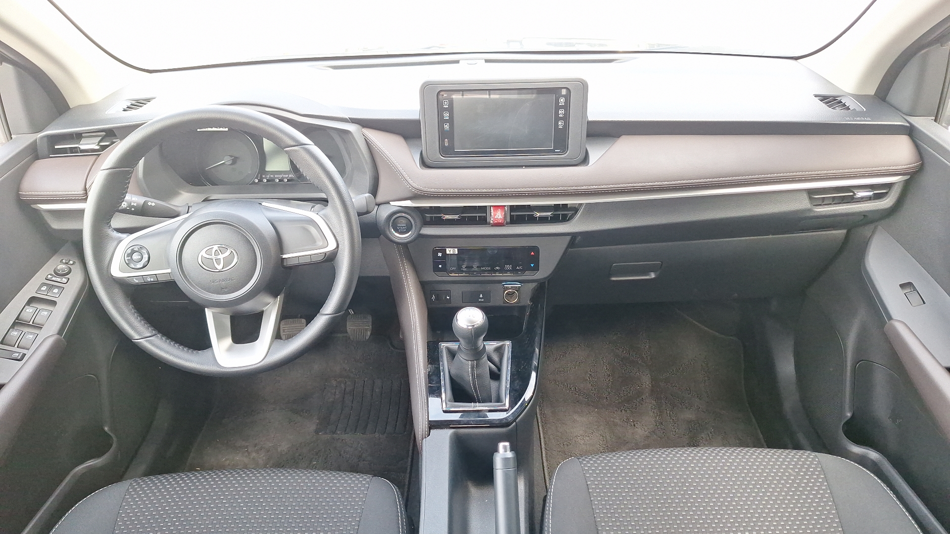 Toyota Yaris — foto 6 de 15
