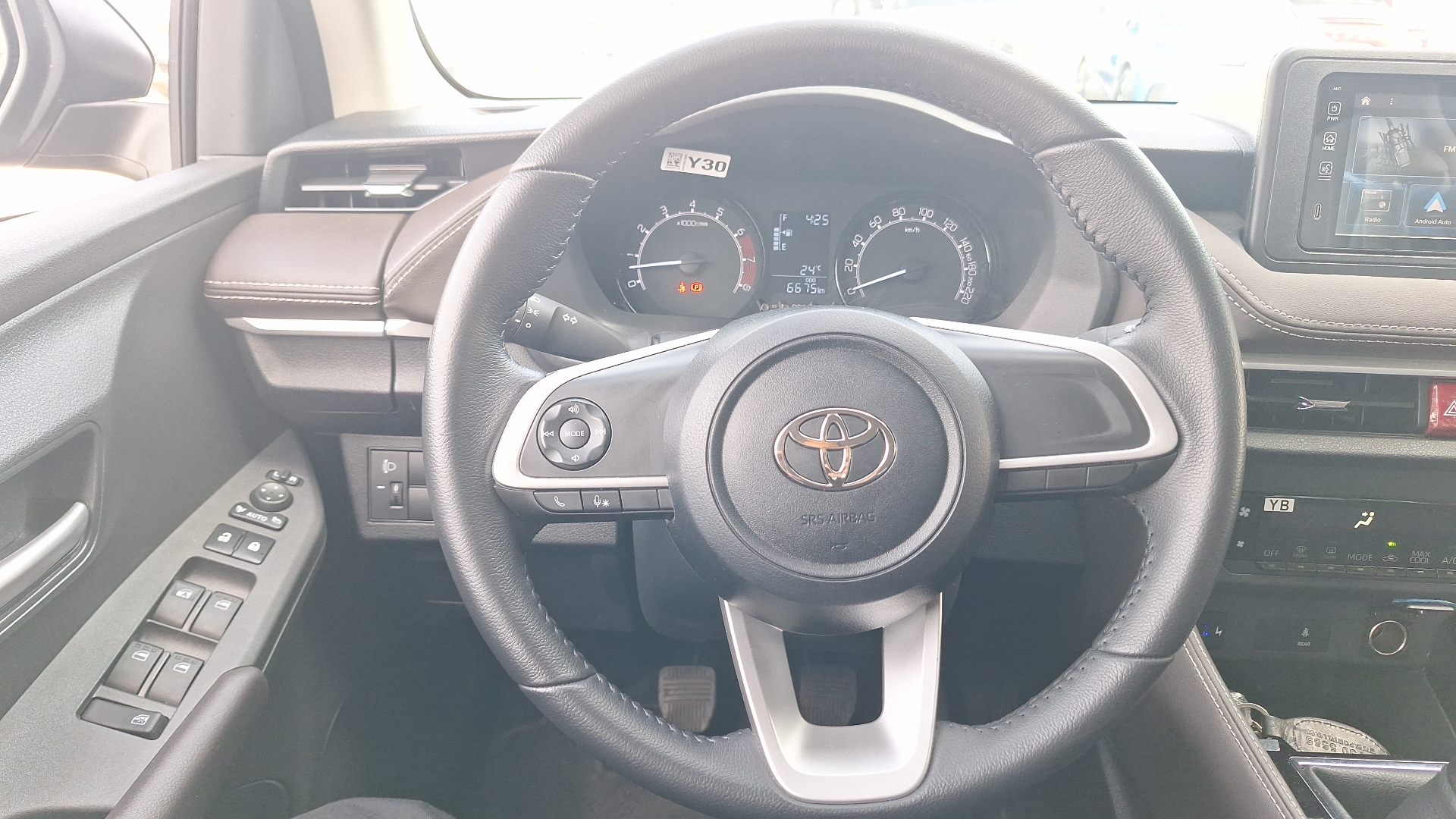 Toyota Yaris — foto 8 de 15