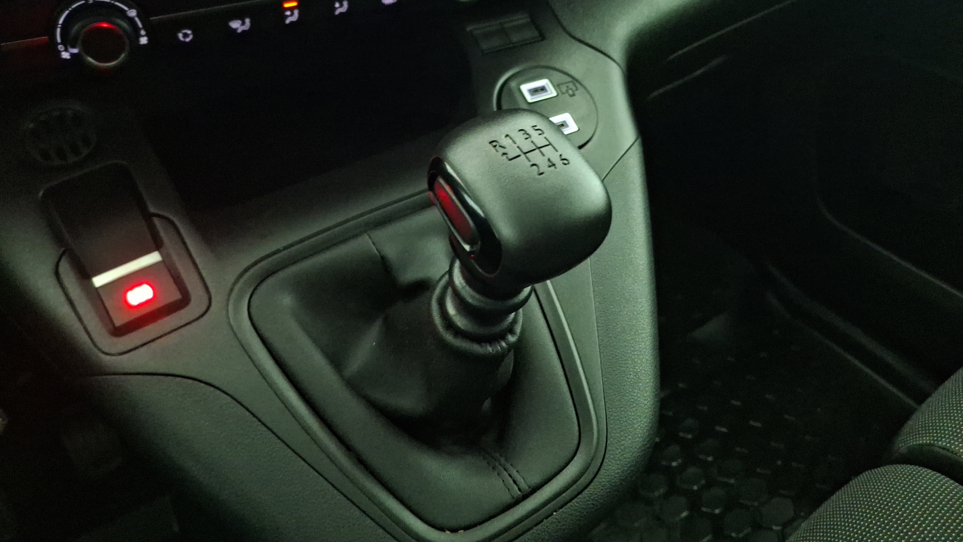 Peugeot Partner — foto 11 de 14