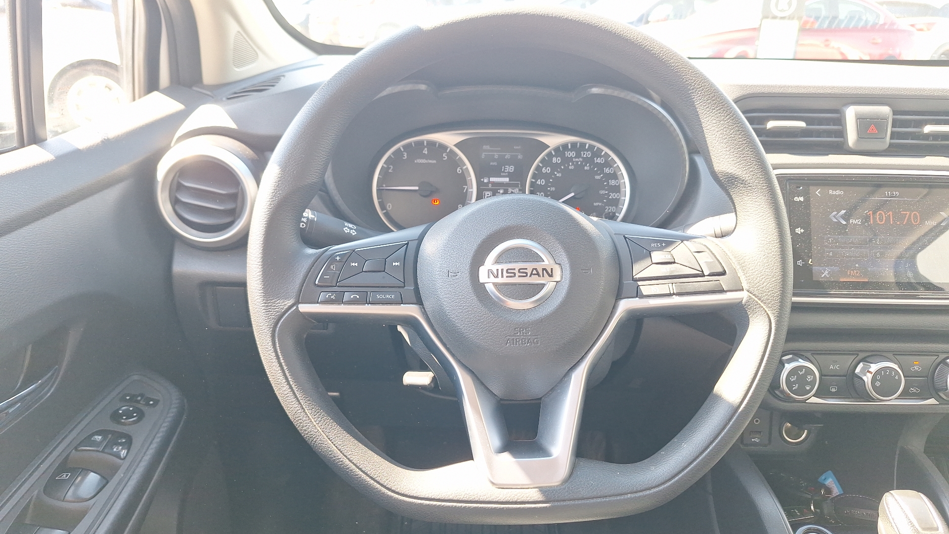 Nissan Versa — foto 8 de 14
