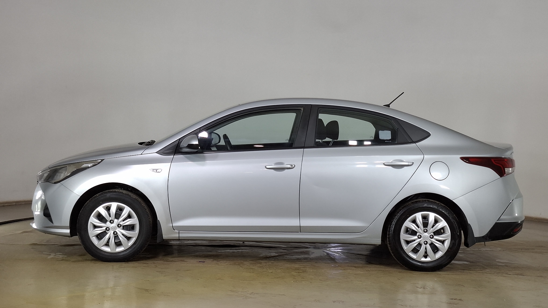 Hyundai Accent — foto 7 de 16