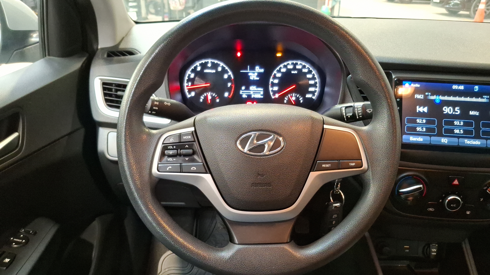 Hyundai Accent — foto 8 de 16