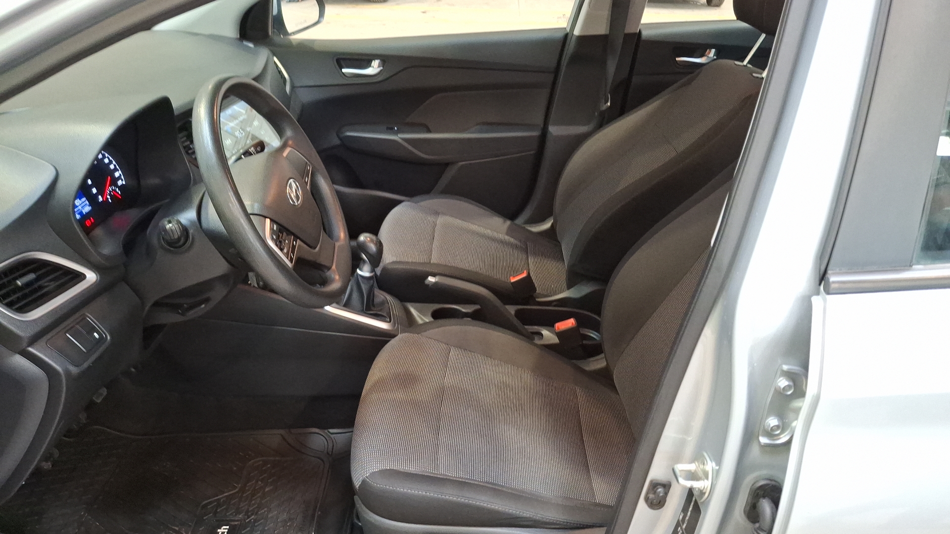 Hyundai Accent — foto 13 de 16
