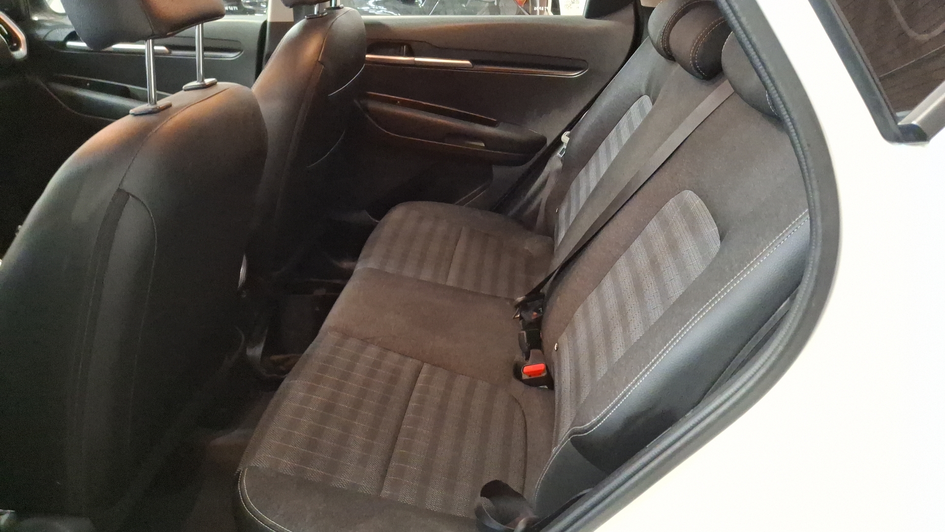 KIA Sonet — foto 14 de 16