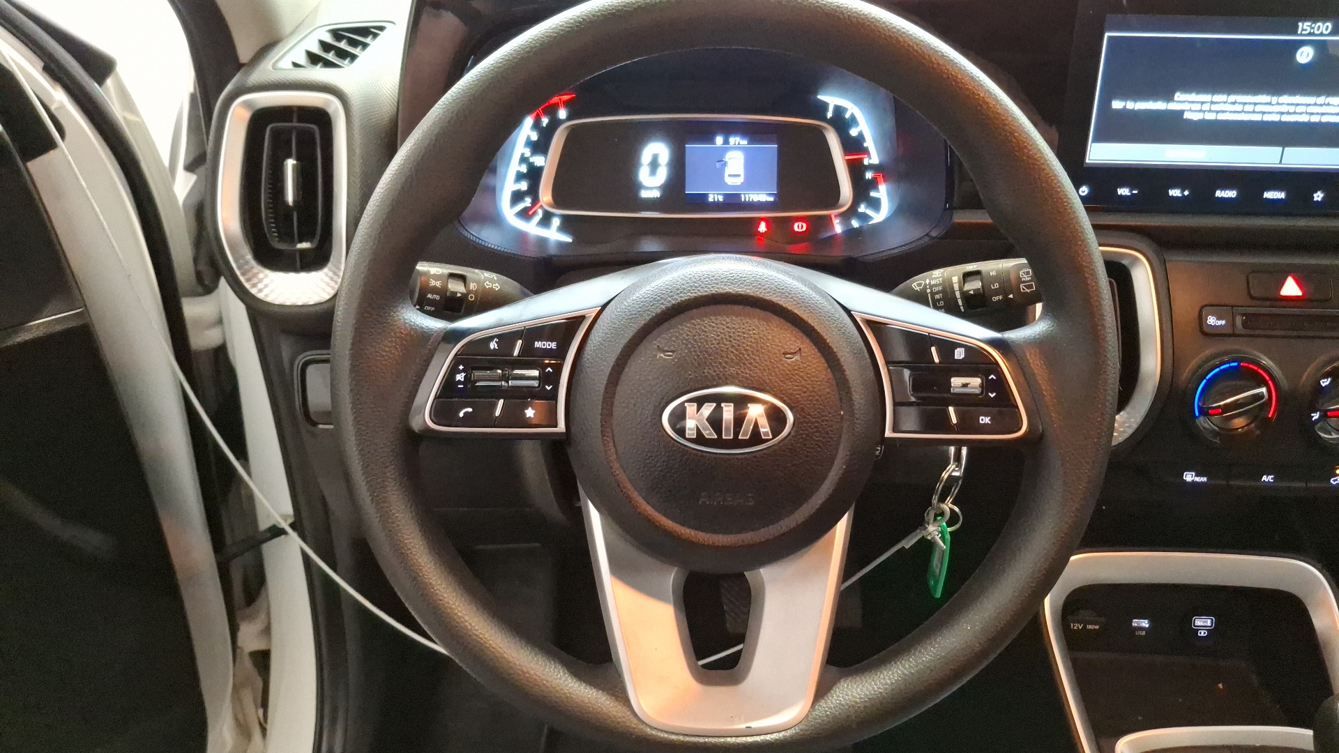 KIA Sonet — foto 8 de 16