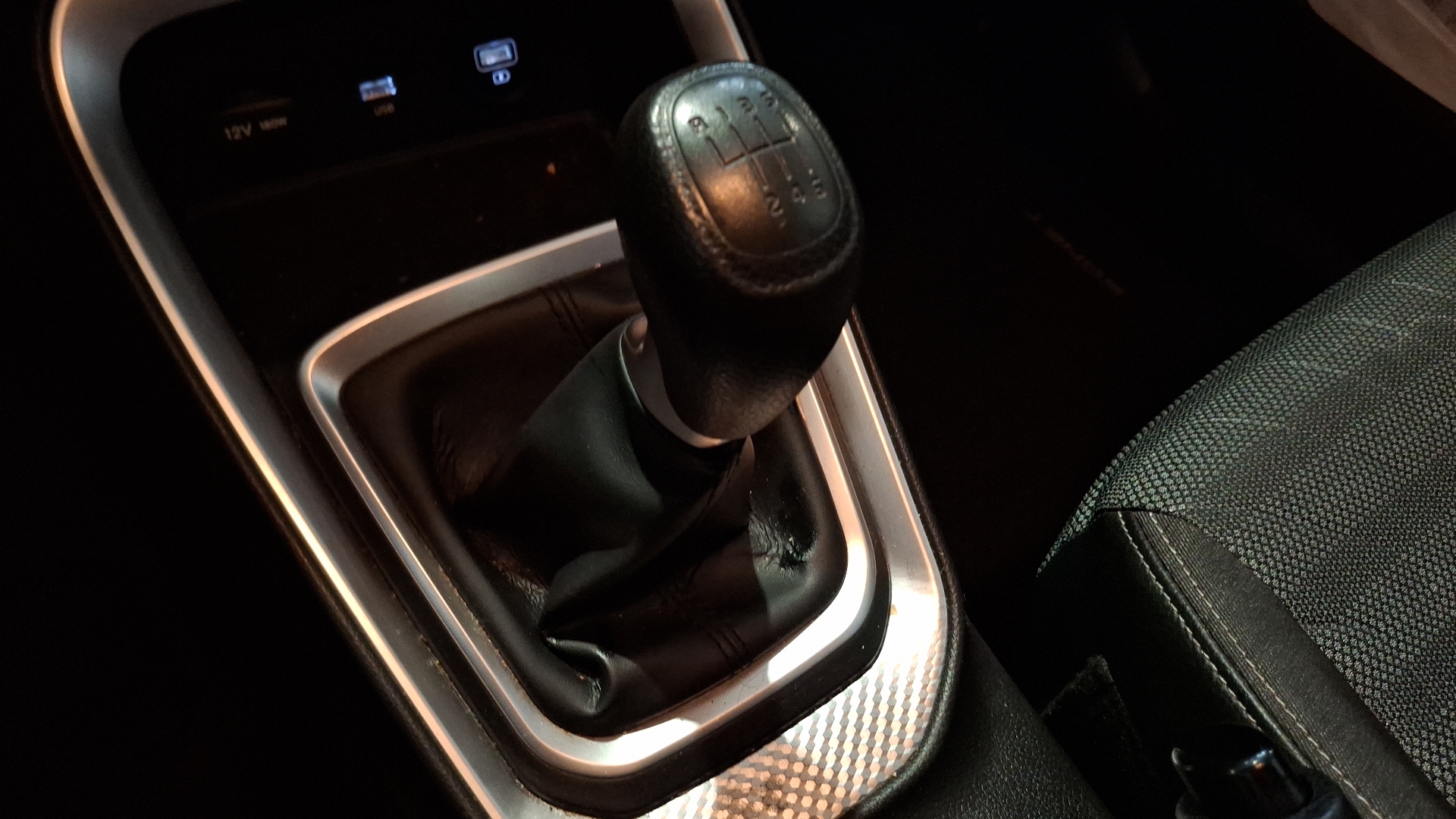 KIA Sonet — foto 11 de 16