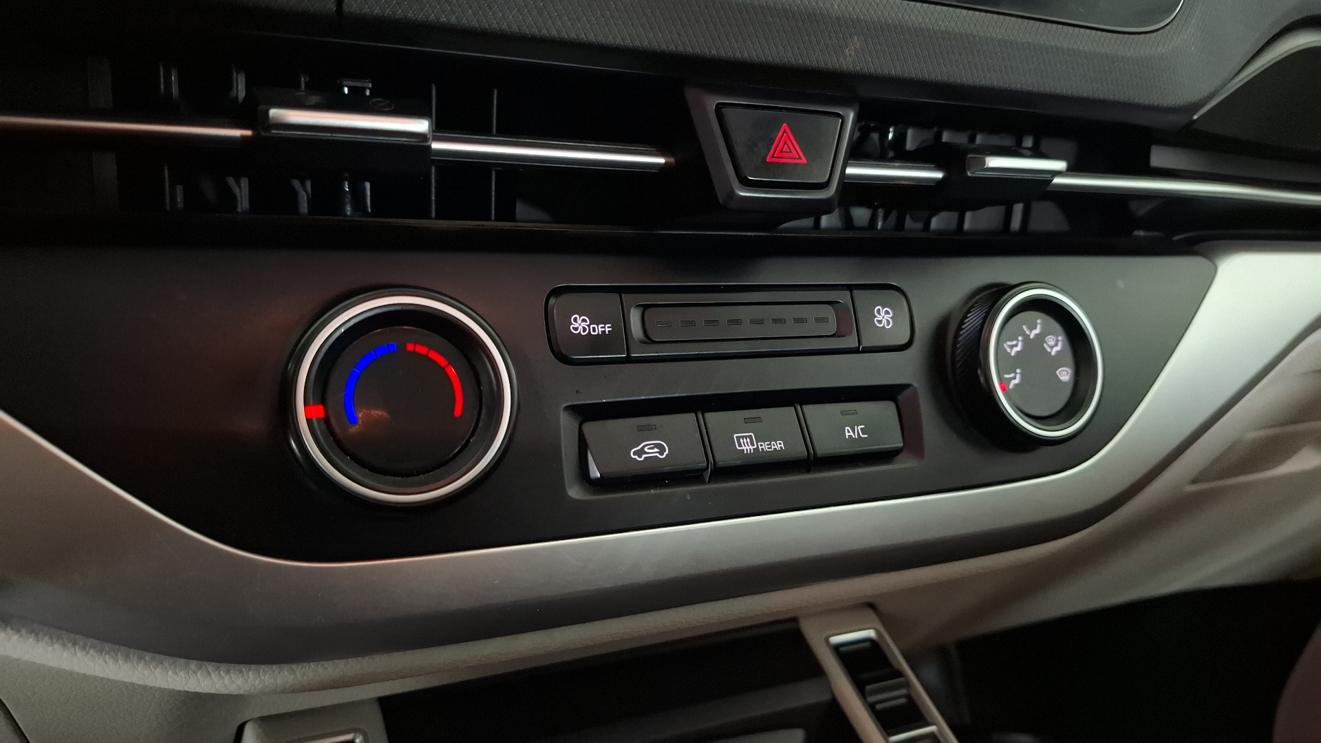 KIA Carens — foto 16 de 17