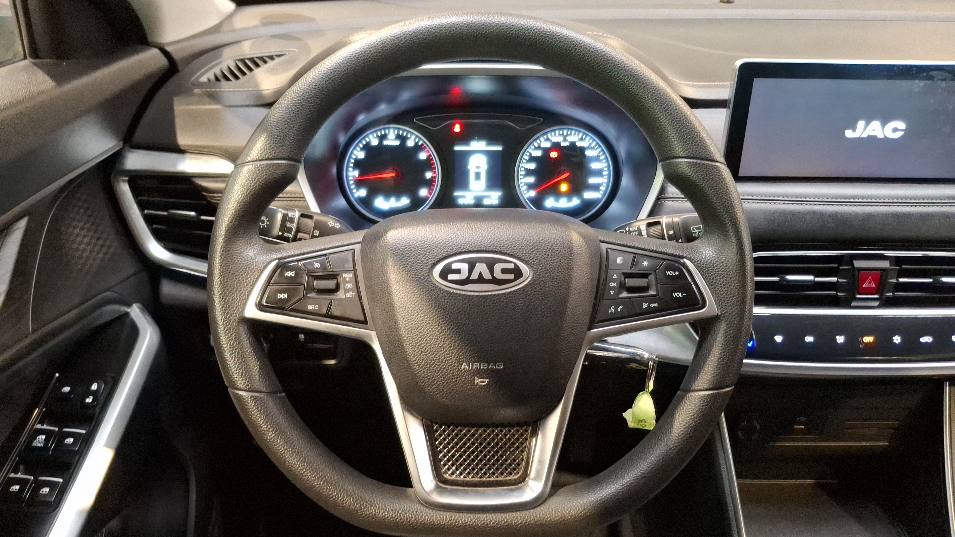 JAC Js8 — foto 8 de 17