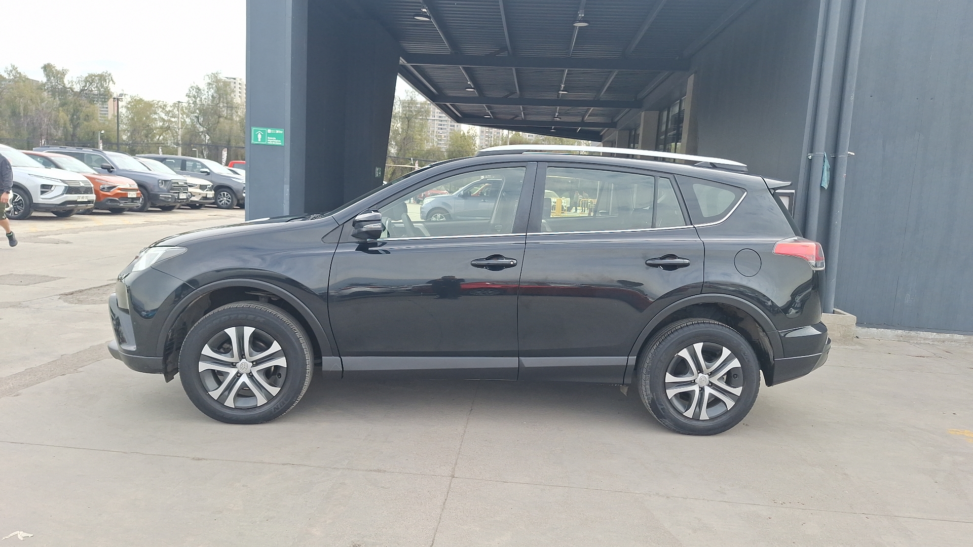 Toyota RAV4 — foto 2 de 14