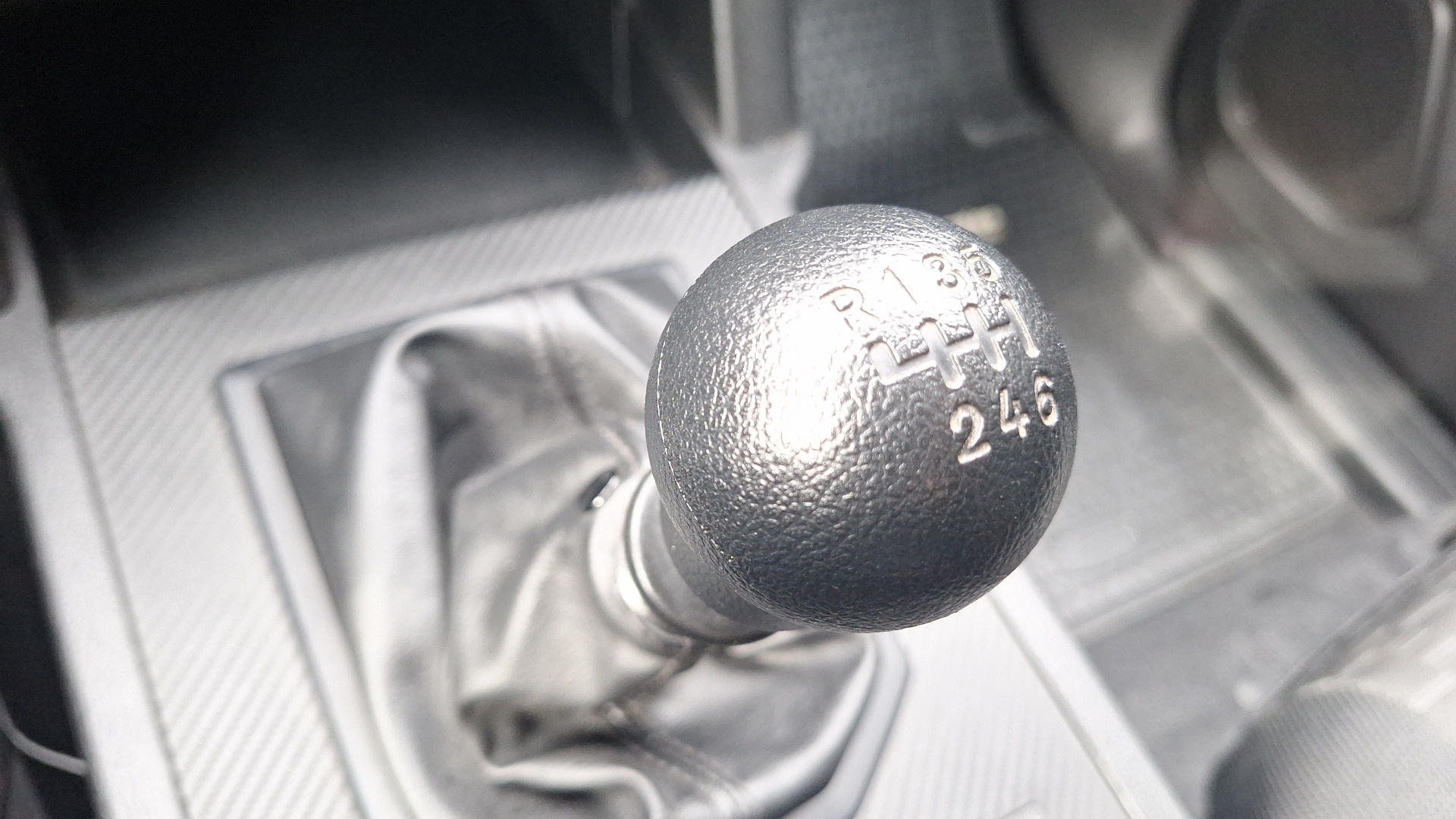 Mitsubishi L200 — foto 11 de 15