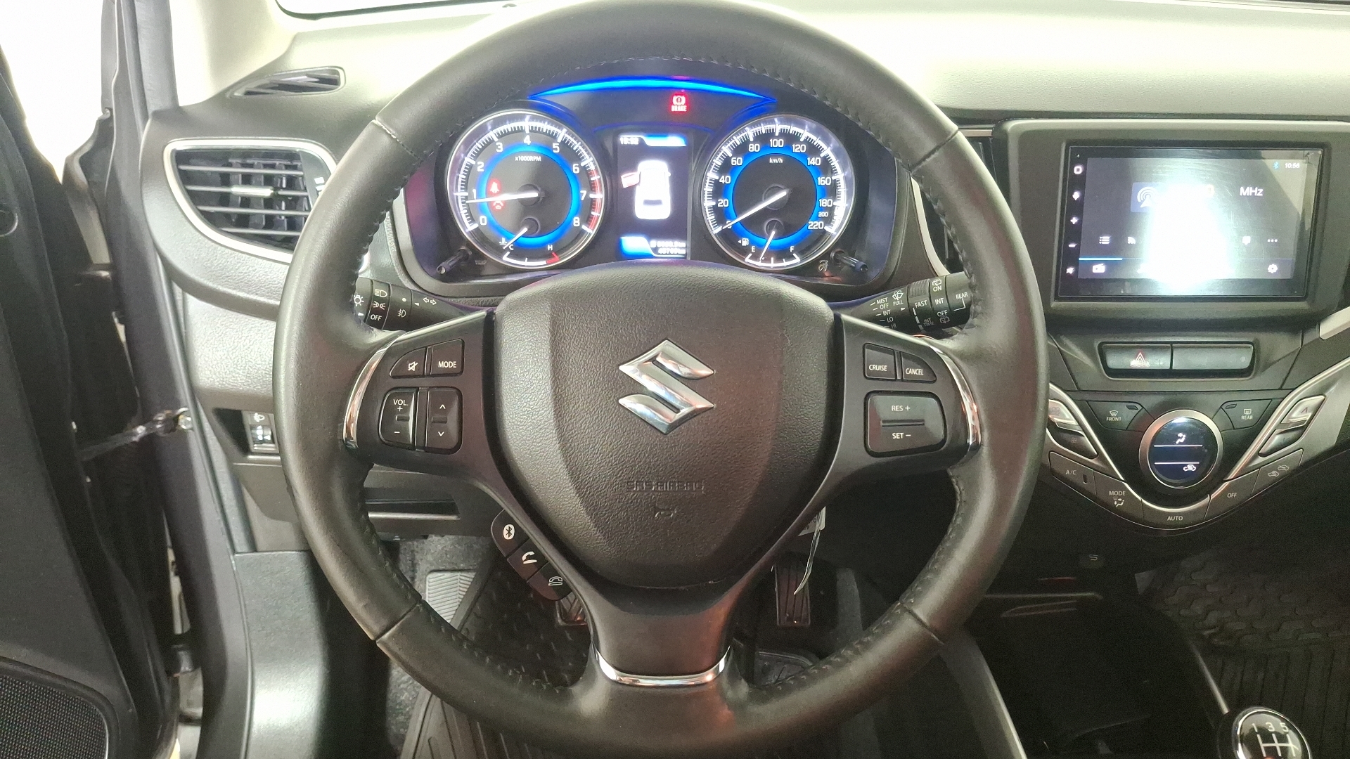 Suzuki Baleno — foto 8 de 16