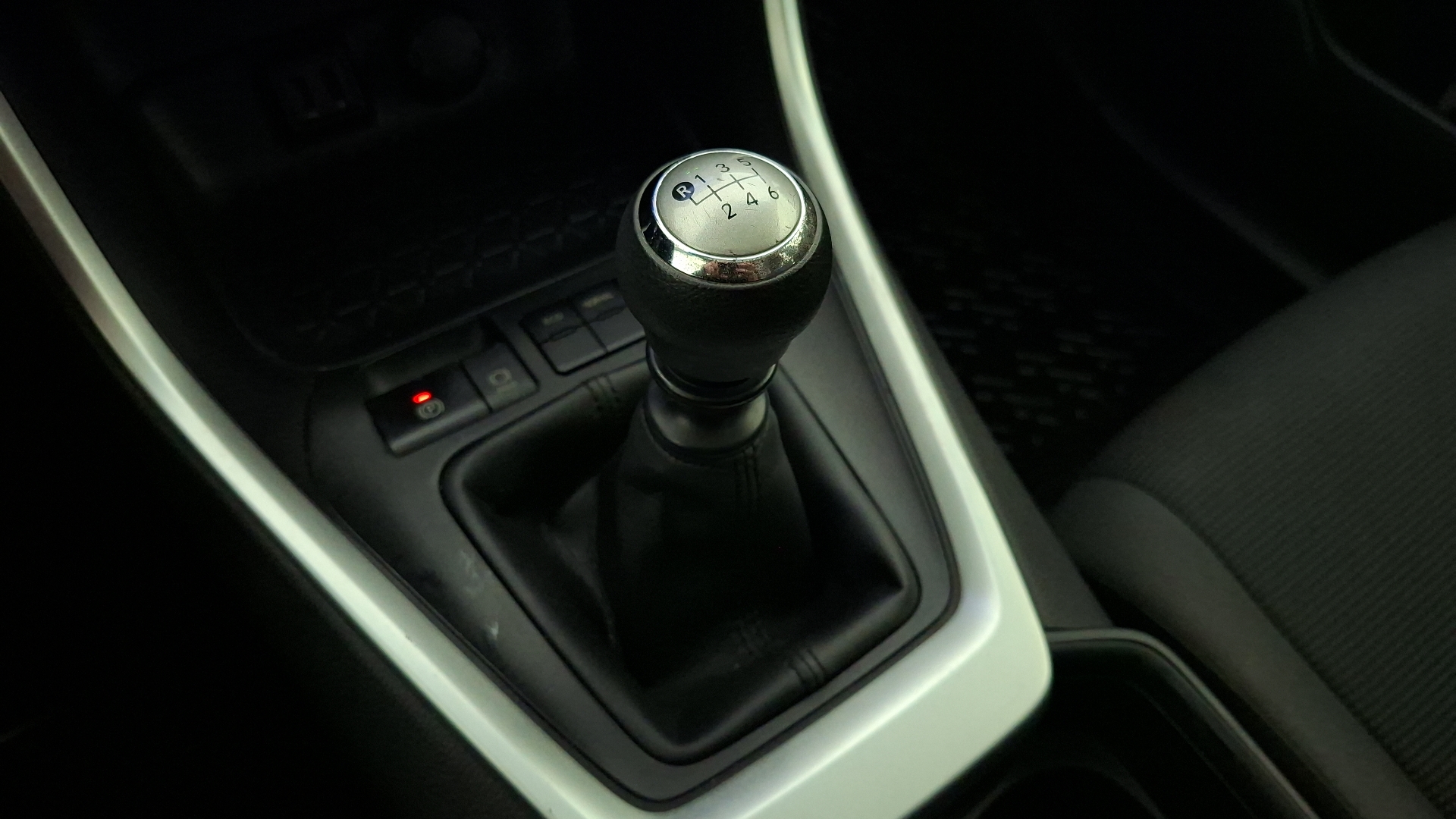 Toyota RAV4 — foto 11 de 16