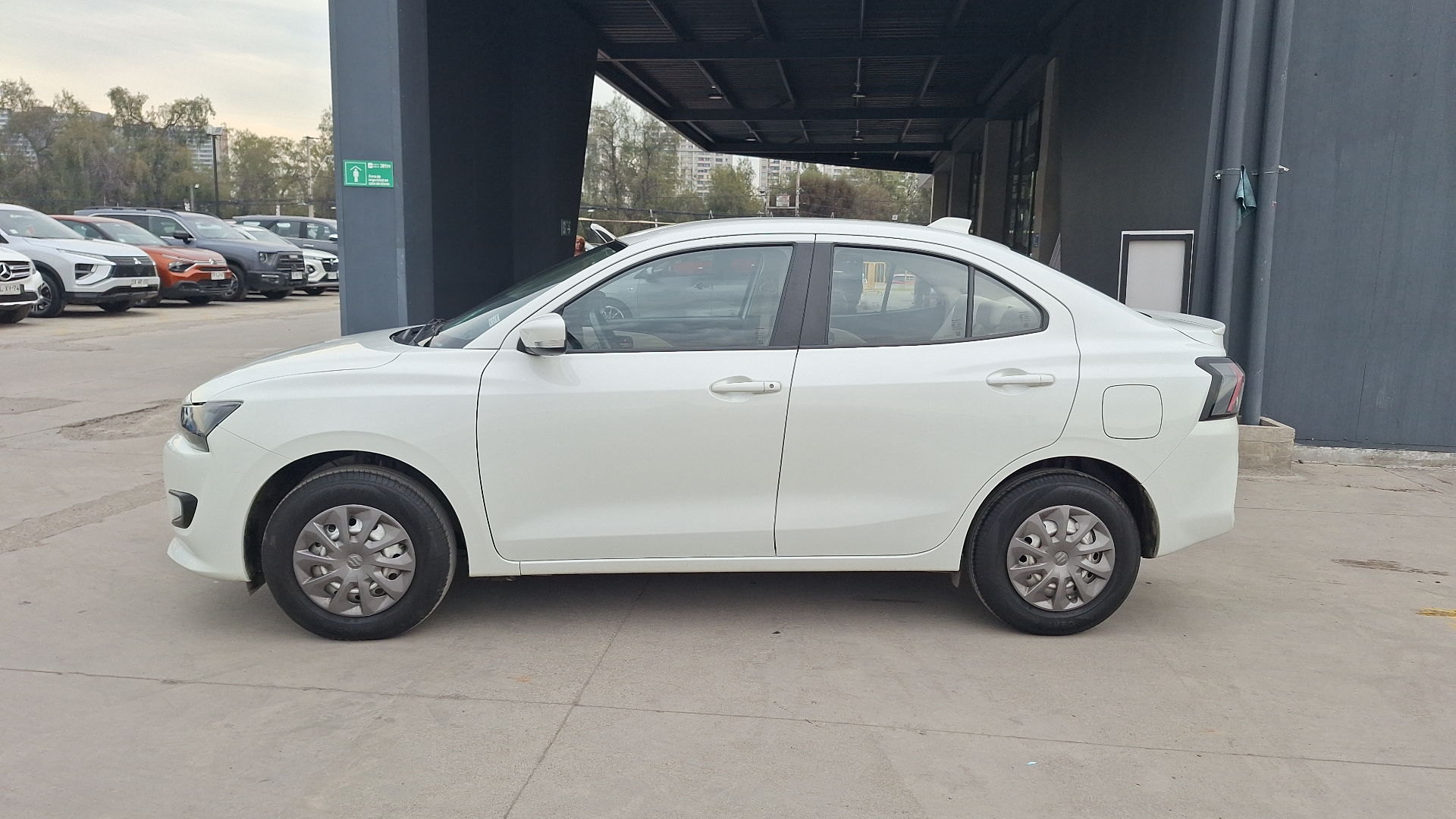 Suzuki Dzire — foto 2 de 15