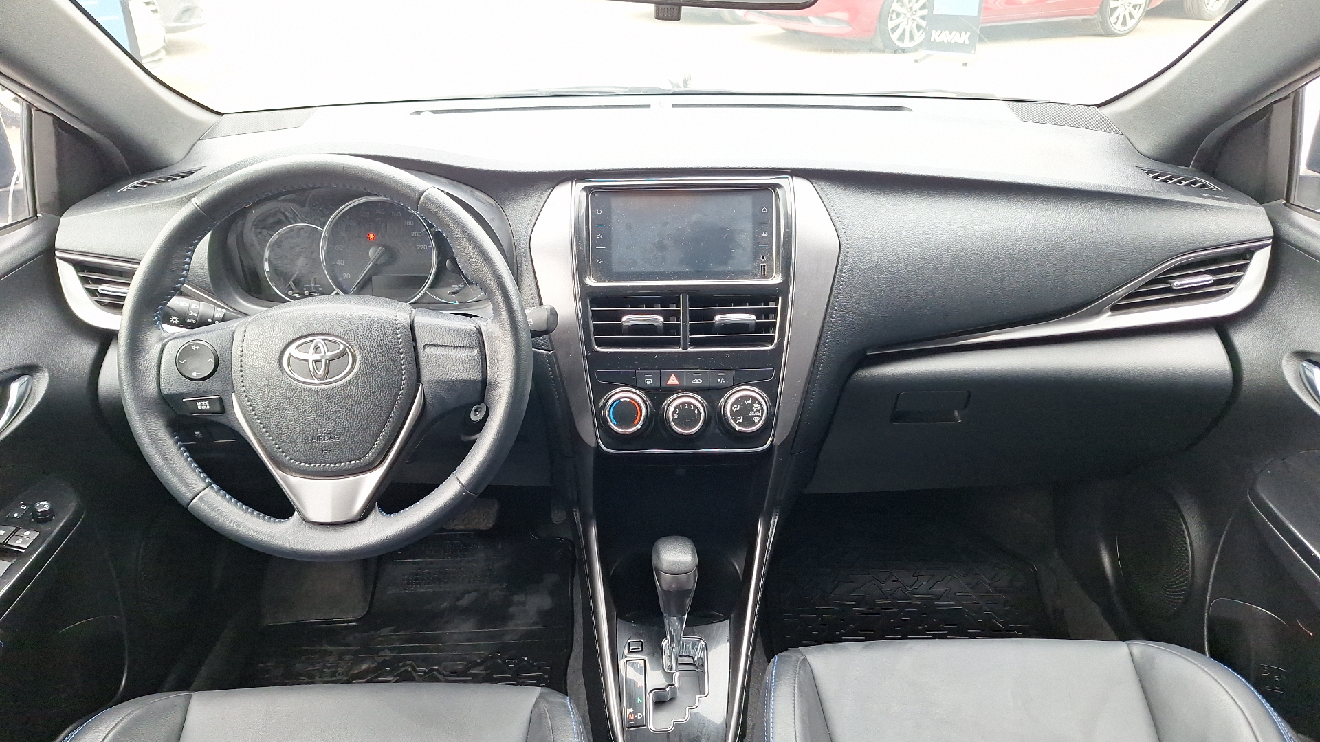 Toyota Yaris — foto 6 de 15