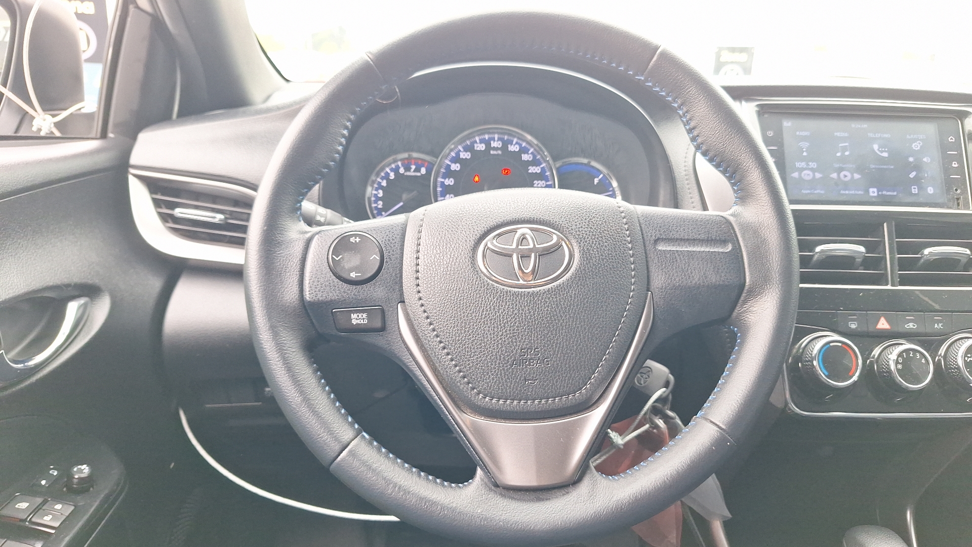Toyota Yaris — foto 8 de 15