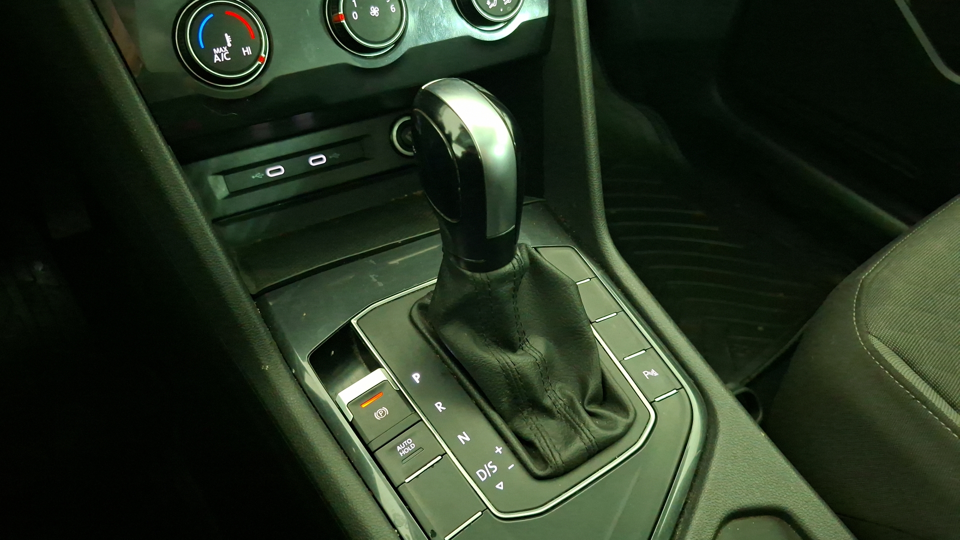 Volkswagen Tiguan — foto 11 de 17