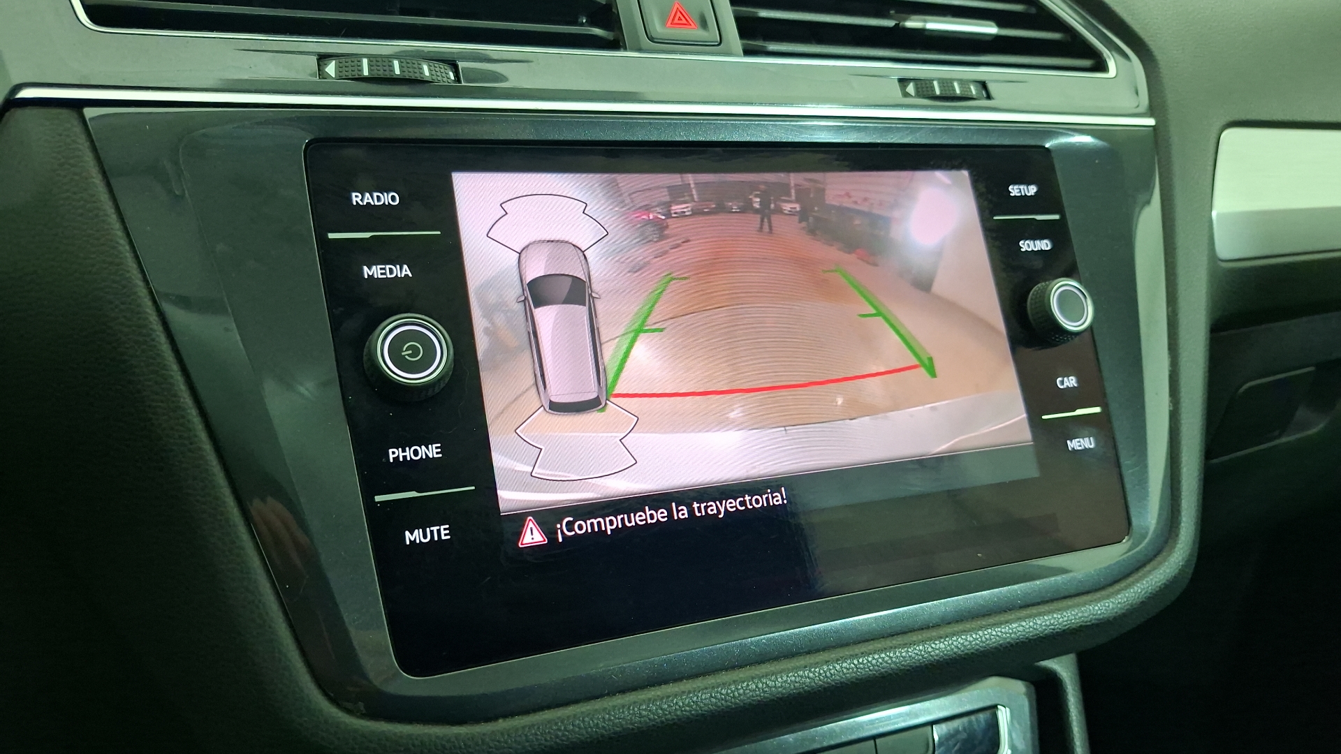 Volkswagen Tiguan — foto 12 de 17