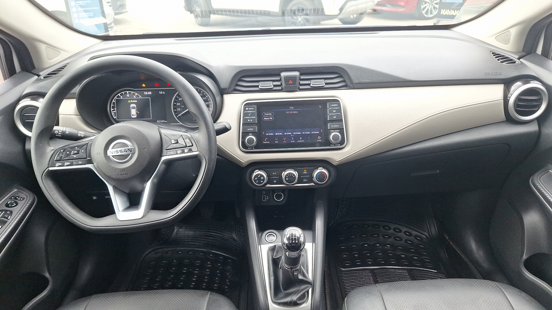 Nissan Versa — foto 6 de 15