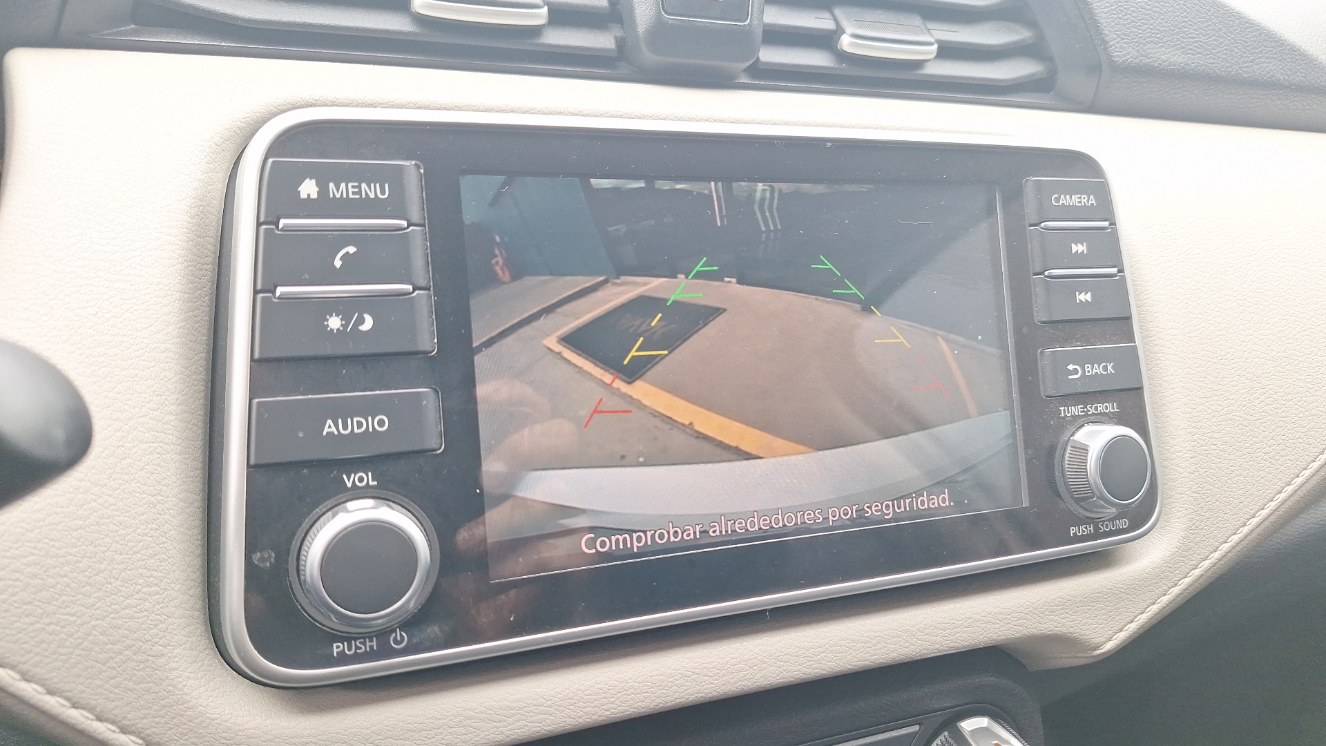 Nissan Versa — foto 12 de 15
