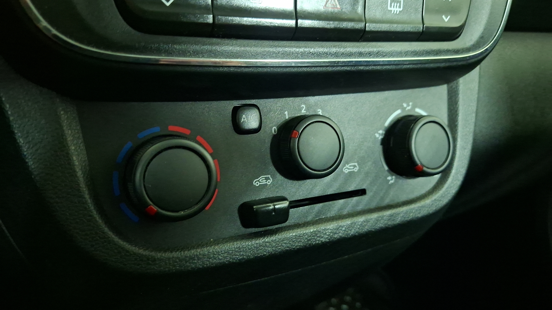 Renault Kwid — foto 14 de 15
