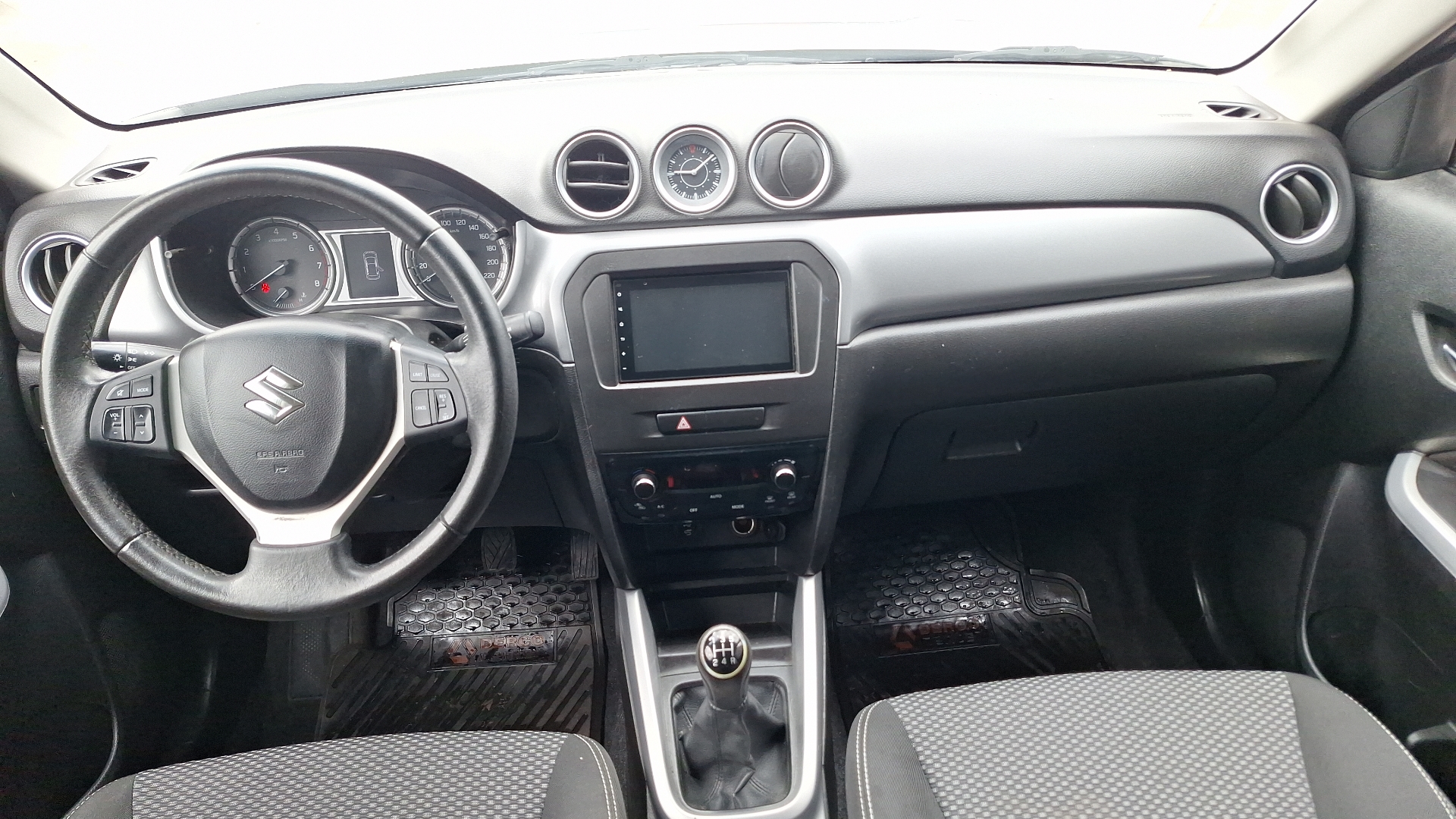 Suzuki Vitara — foto 6 de 14
