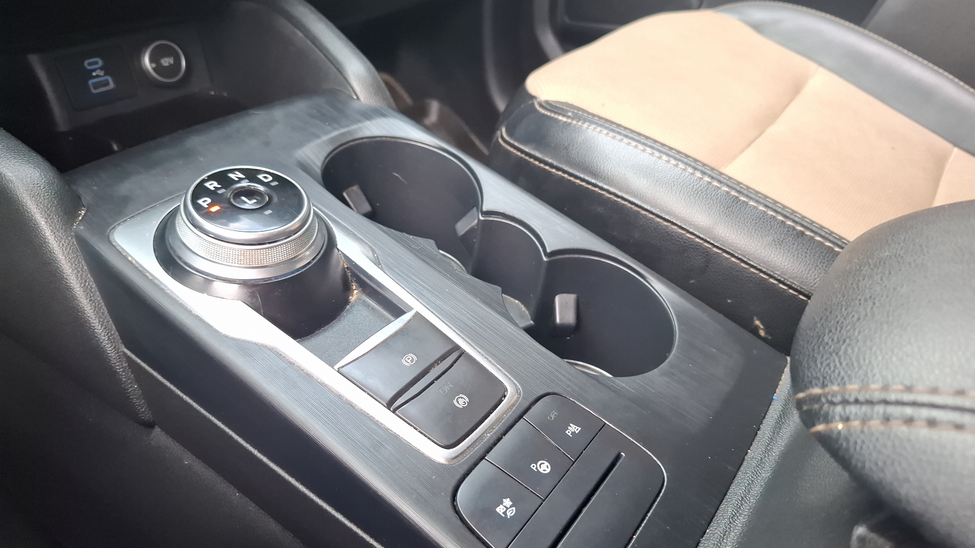 Ford Escape — foto 11 de 16
