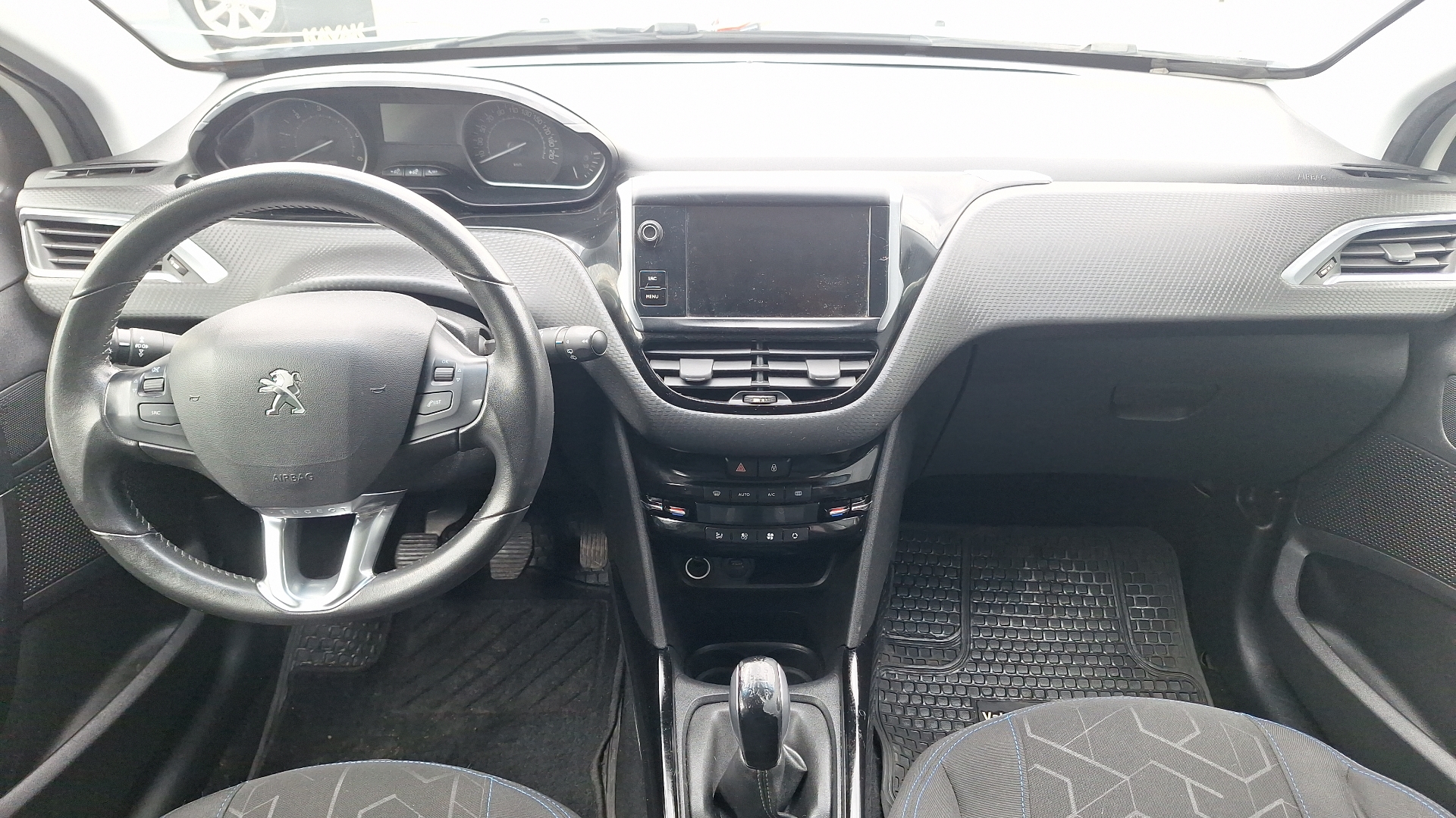 Peugeot 2008 — foto 6 de 15