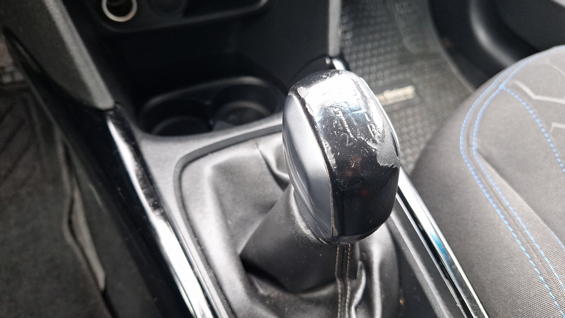 Peugeot 2008 — foto 11 de 15