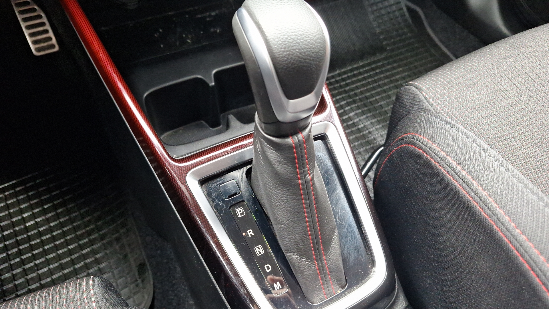 Suzuki Swift — foto 11 de 15