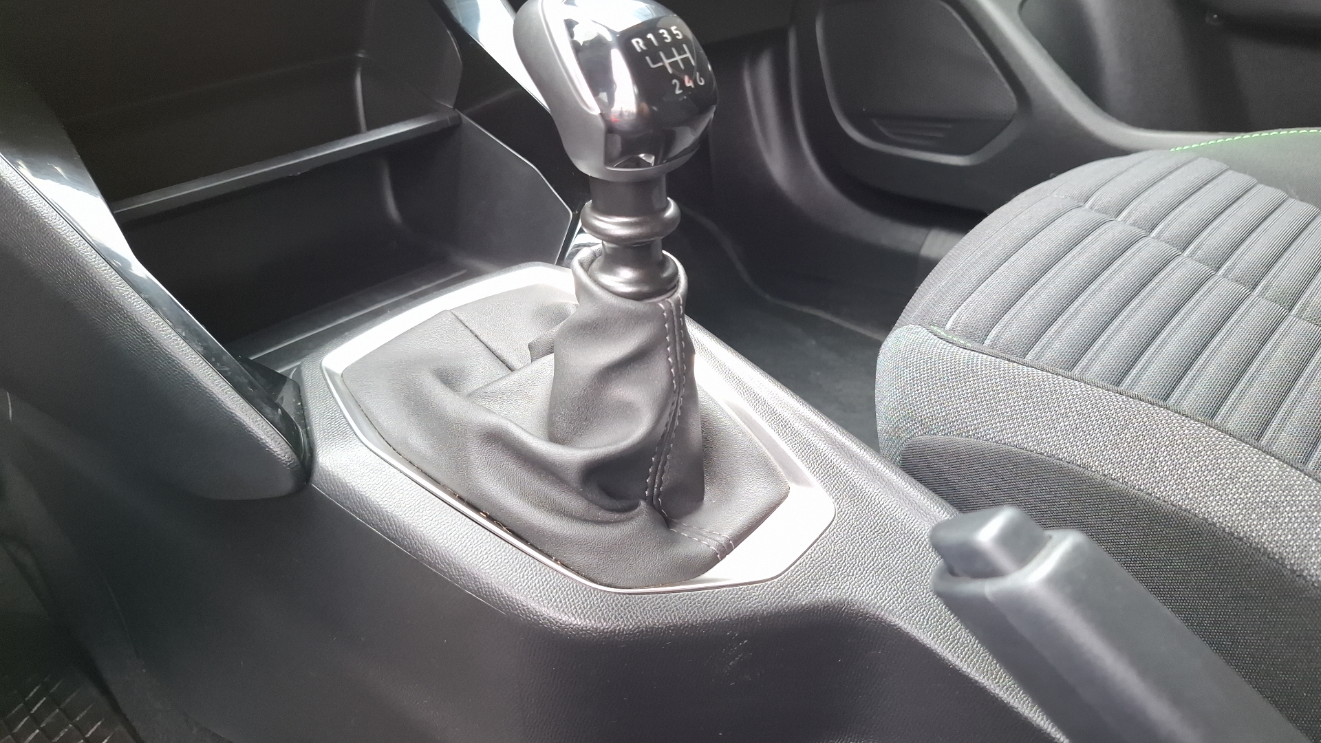 Peugeot 2008 — foto 11 de 15