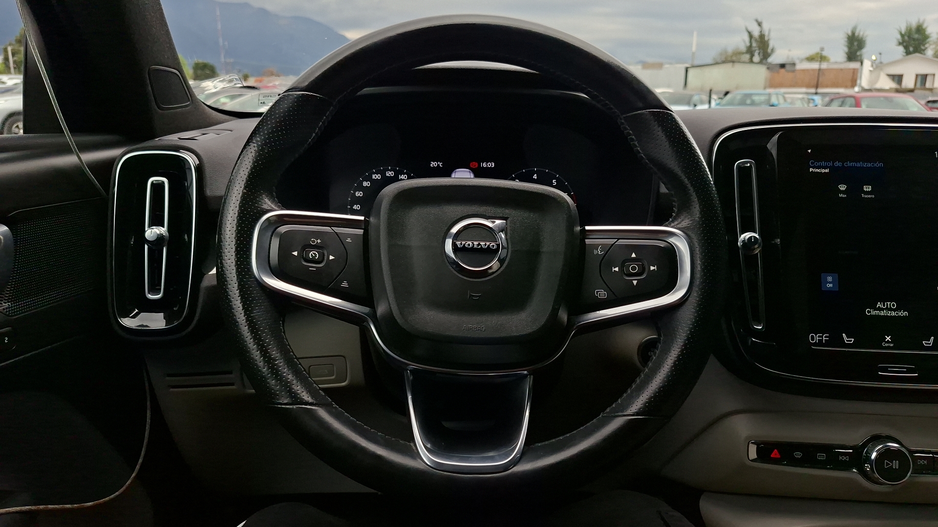 Volvo XC40 — foto 8 de 16