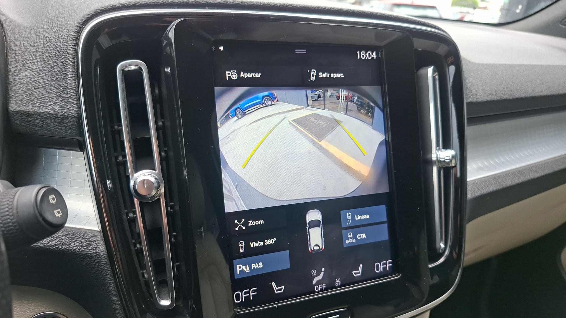 Volvo XC40 — foto 12 de 16
