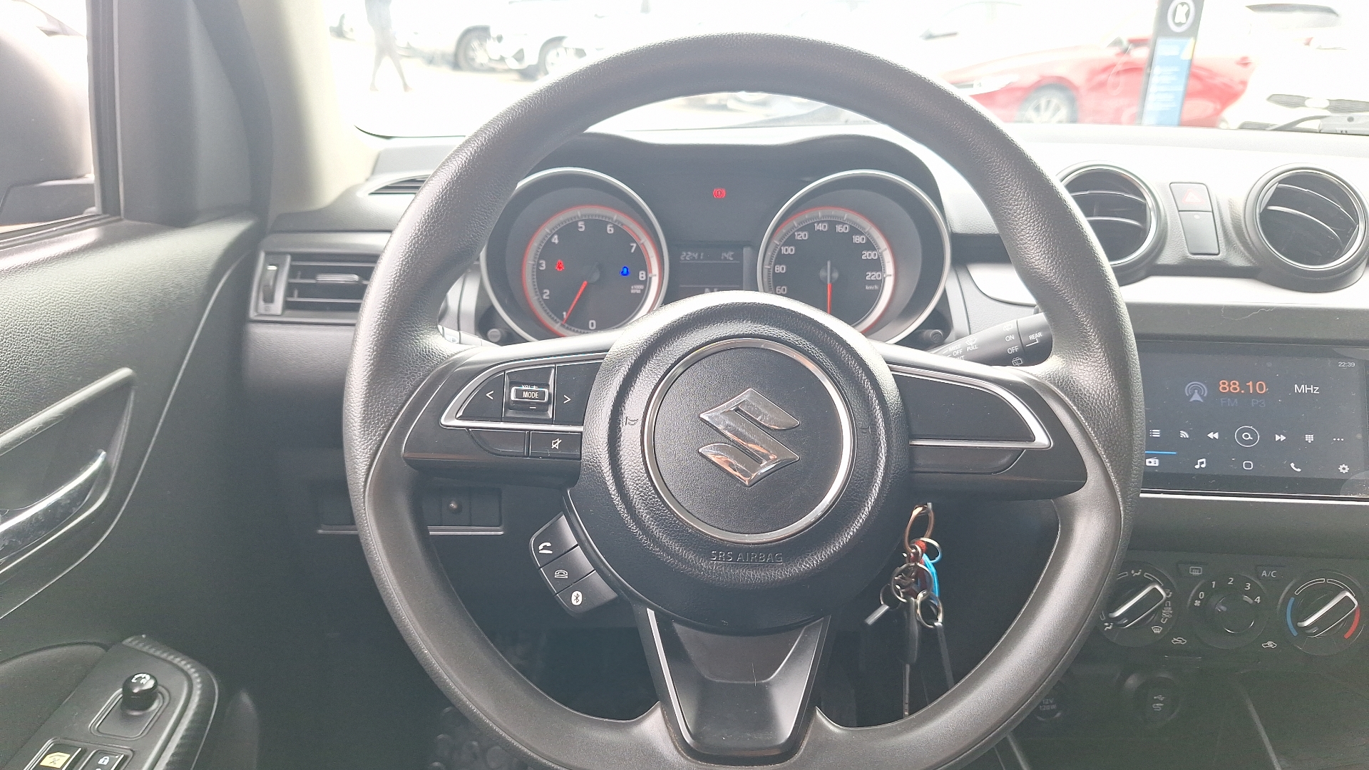 Suzuki Swift — foto 8 de 15
