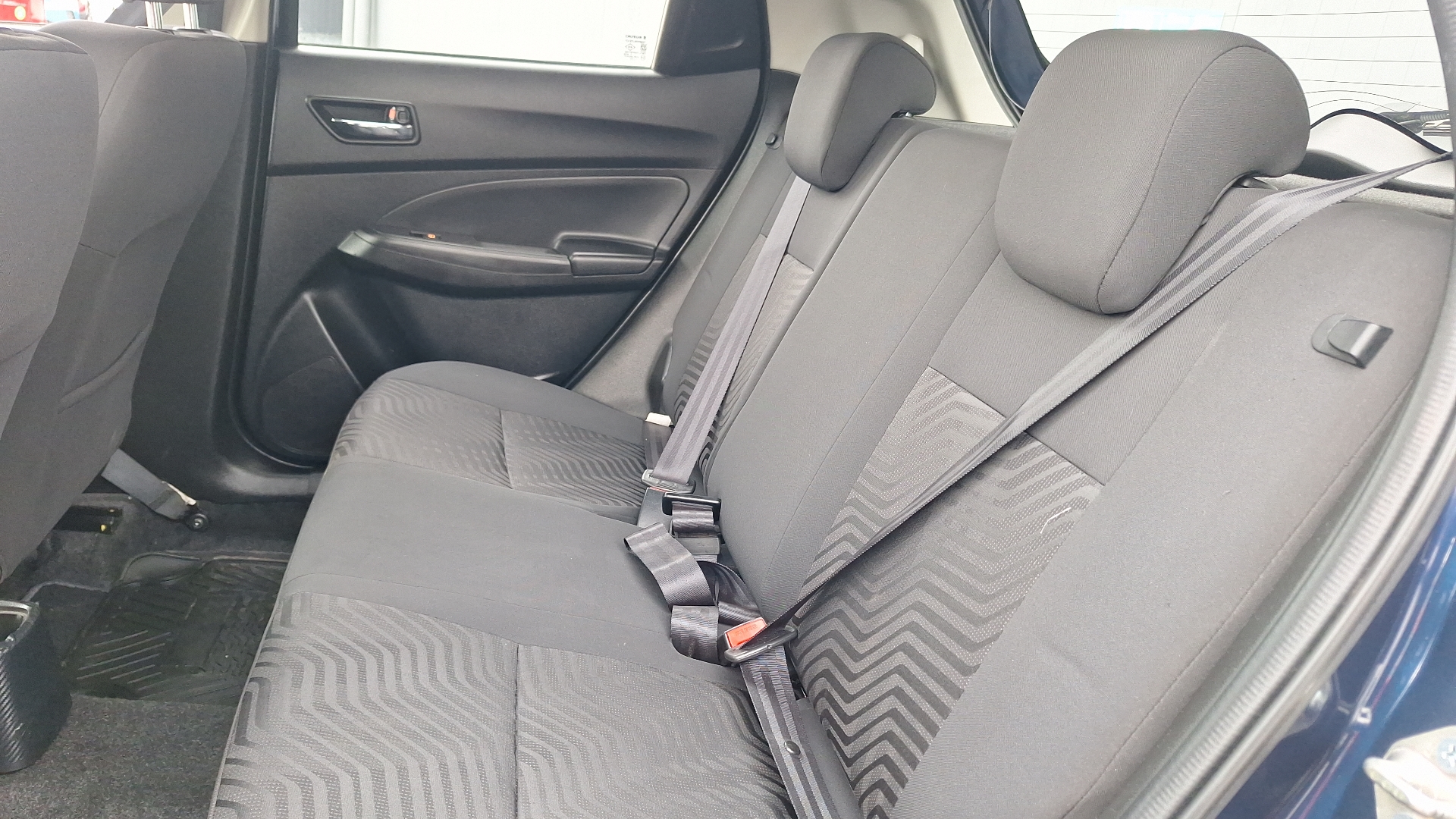 Suzuki Swift — foto 13 de 15