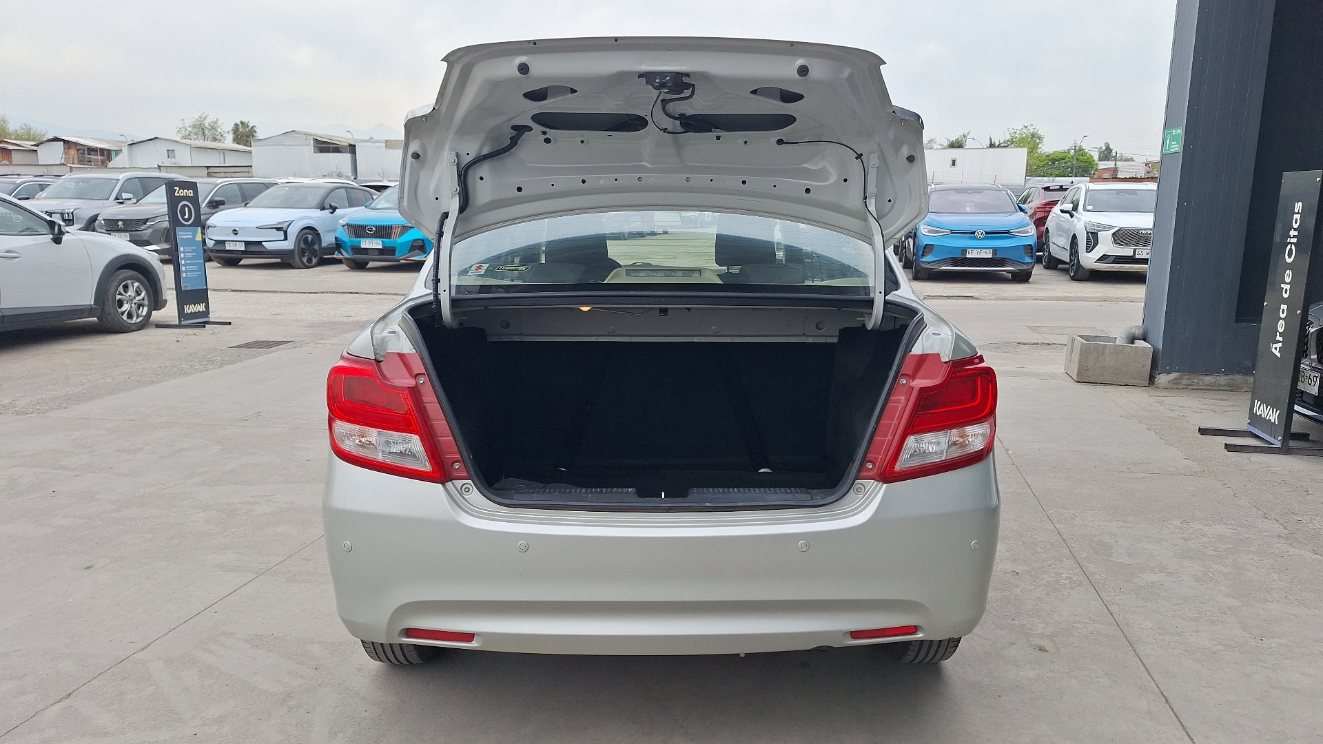 Suzuki Dzire — foto 4 de 14