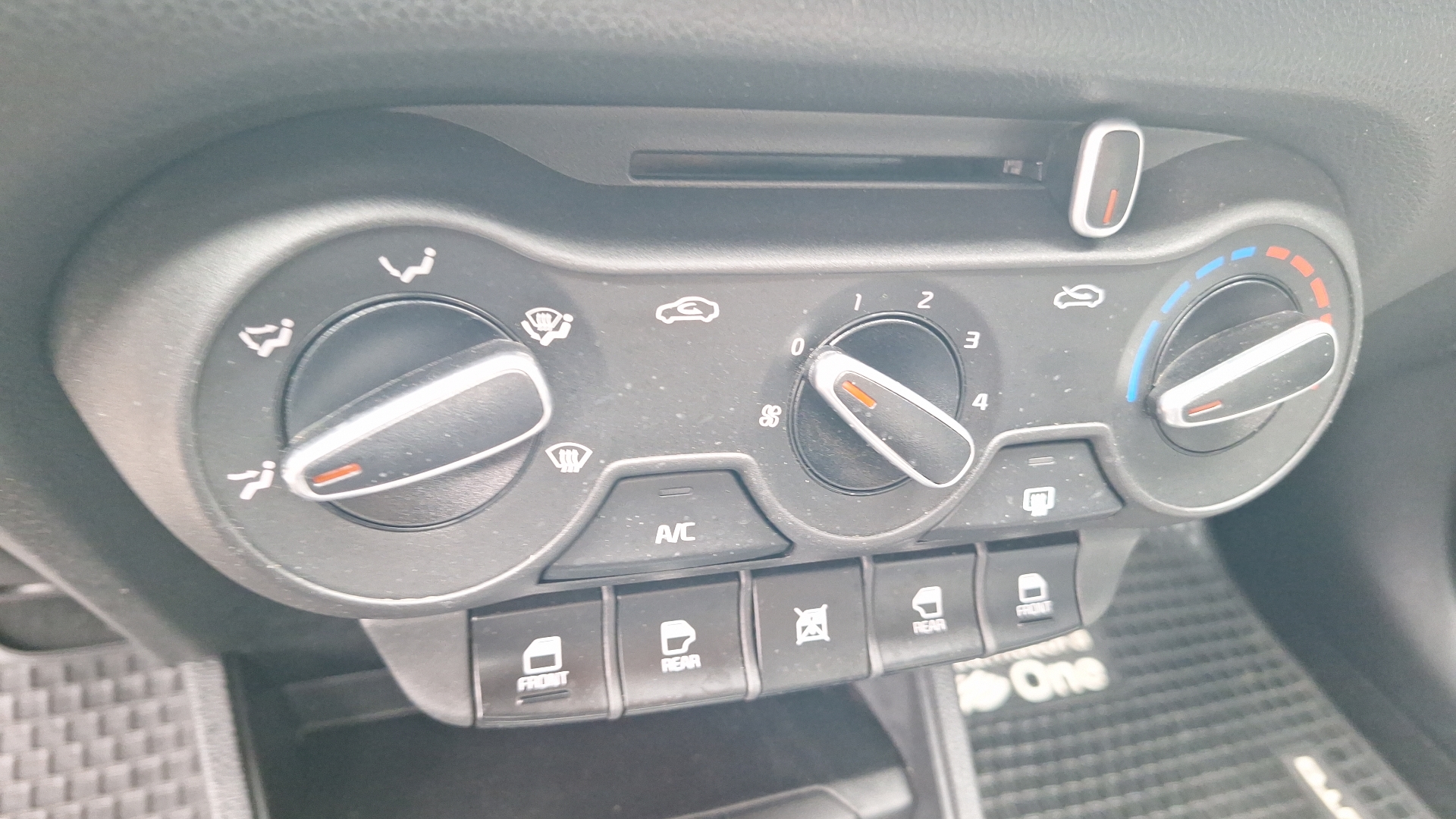 KIA Soluto — foto 15 de 15