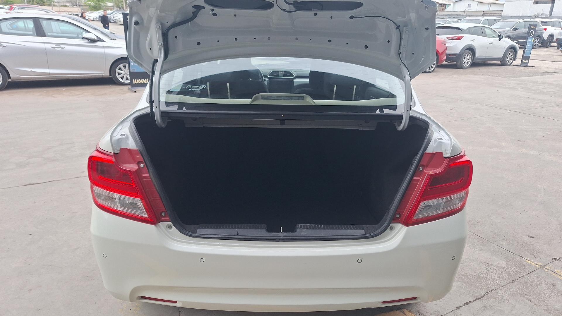 Suzuki Dzire — foto 4 de 14