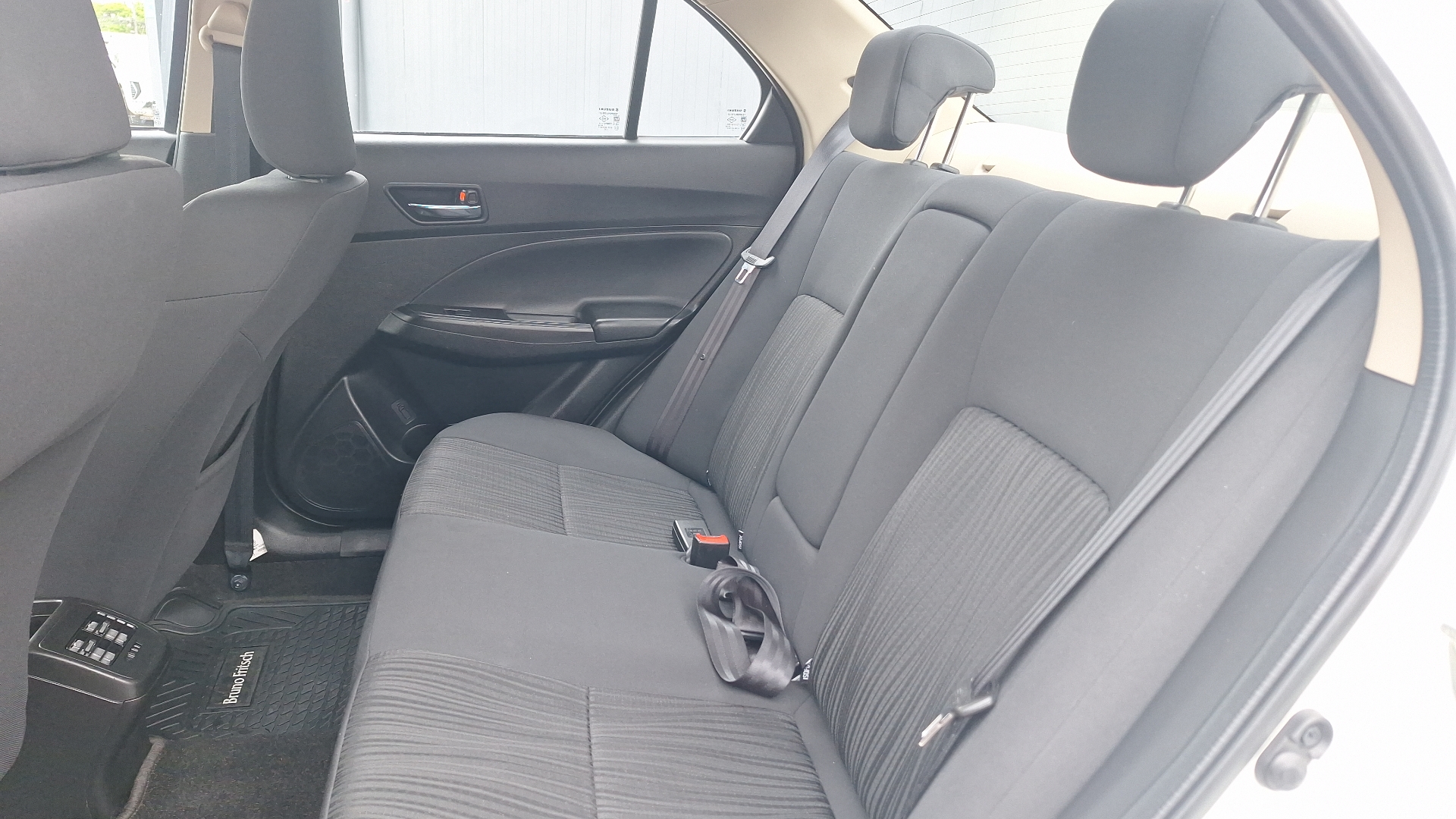 Suzuki Dzire — foto 12 de 14