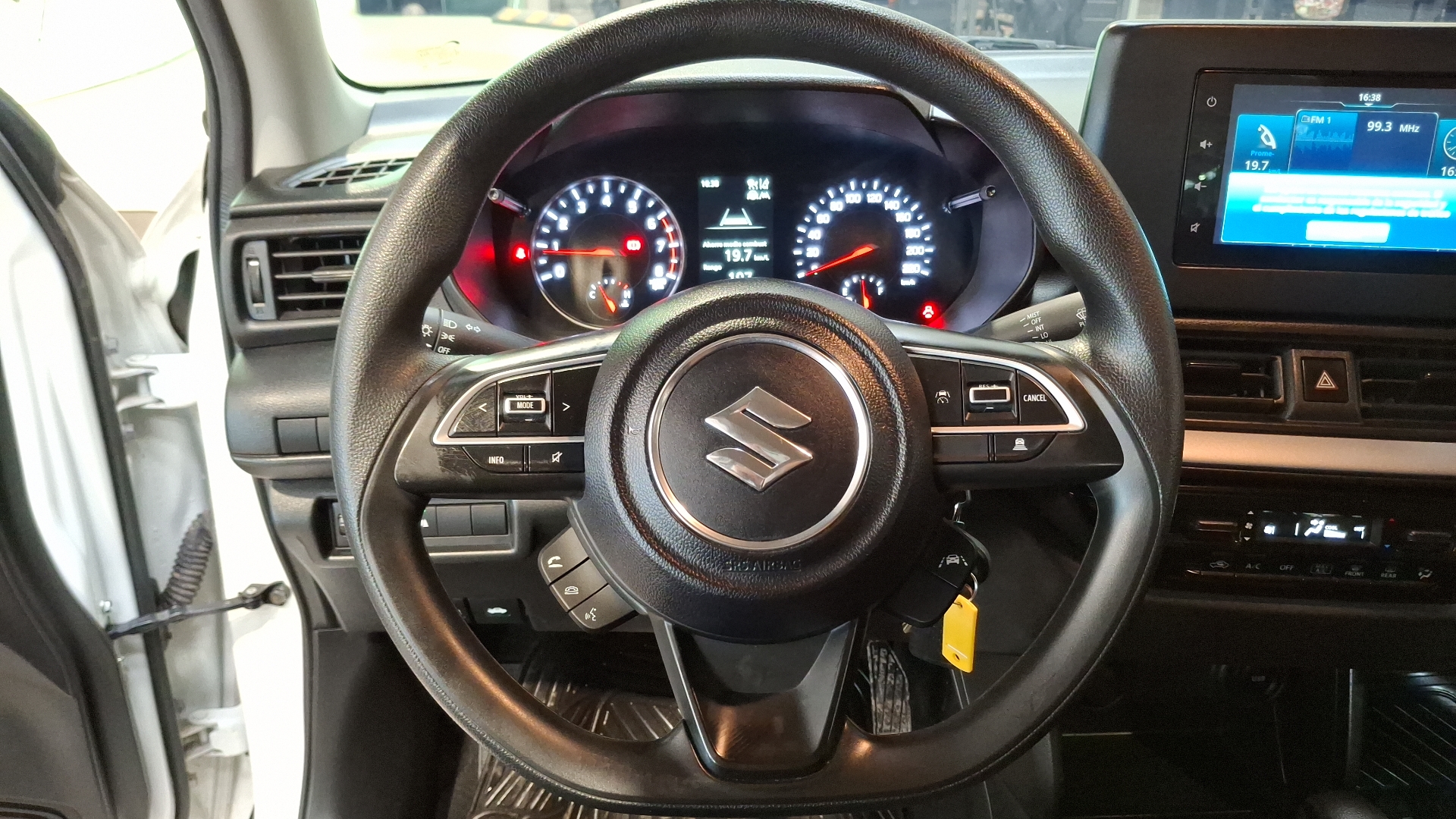 Suzuki Swift — foto 8 de 16