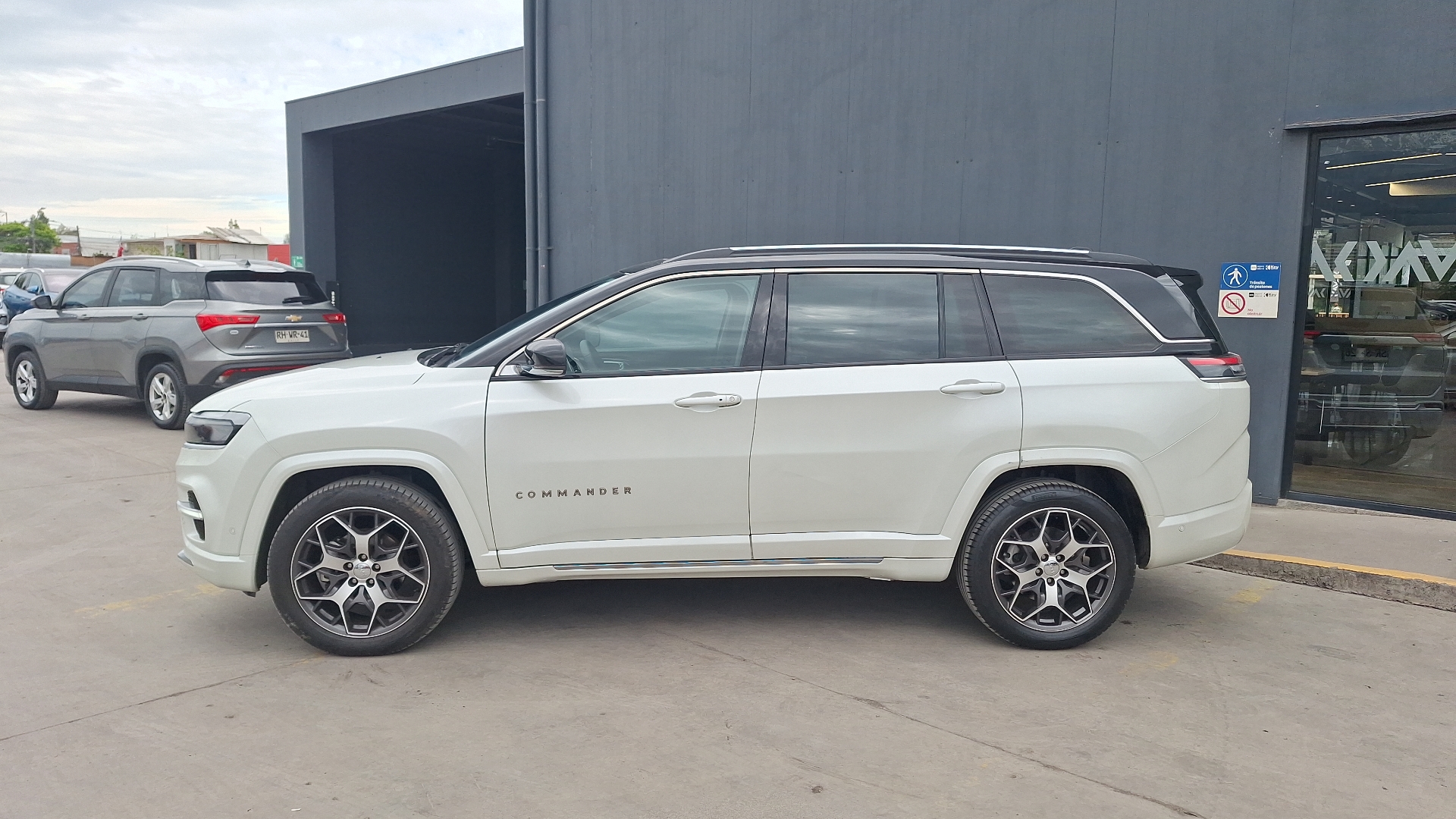 Jeep Commander — foto 2 de 17