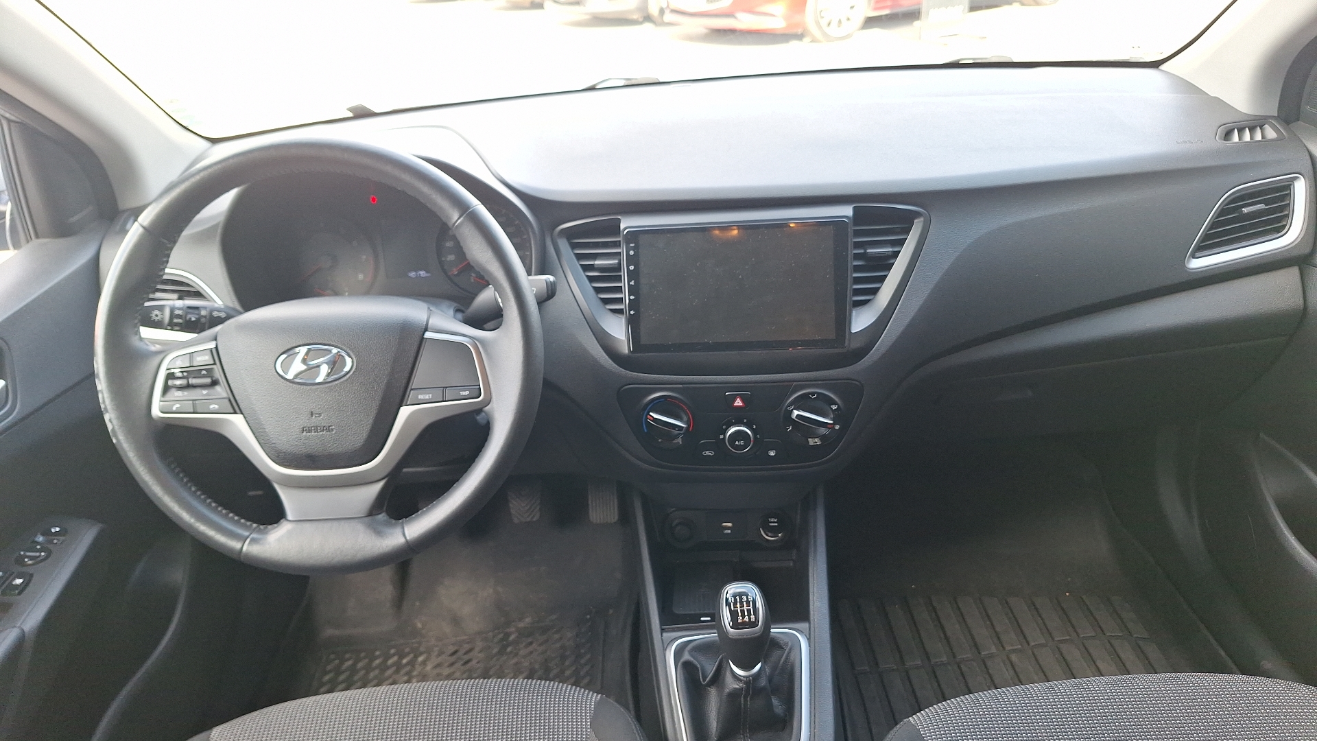 Hyundai Accent — foto 6 de 15
