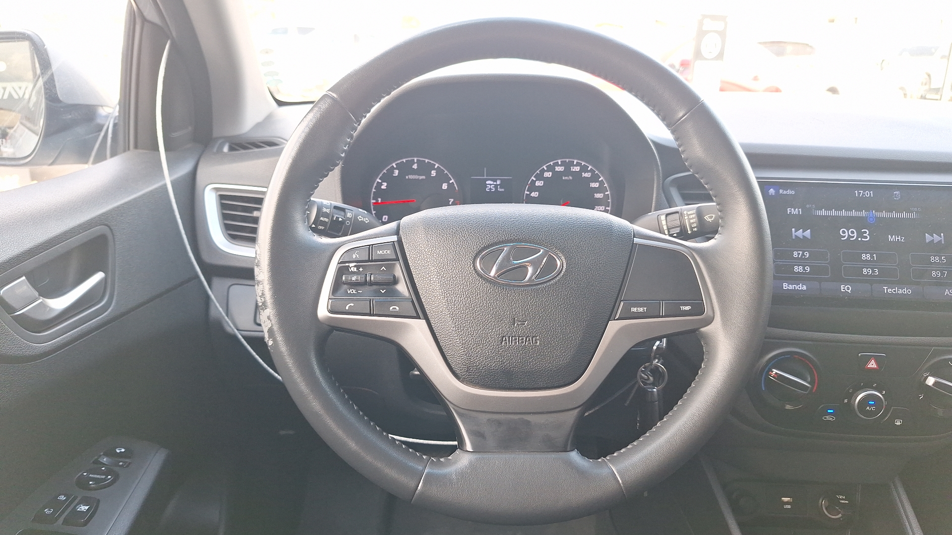 Hyundai Accent — foto 8 de 15