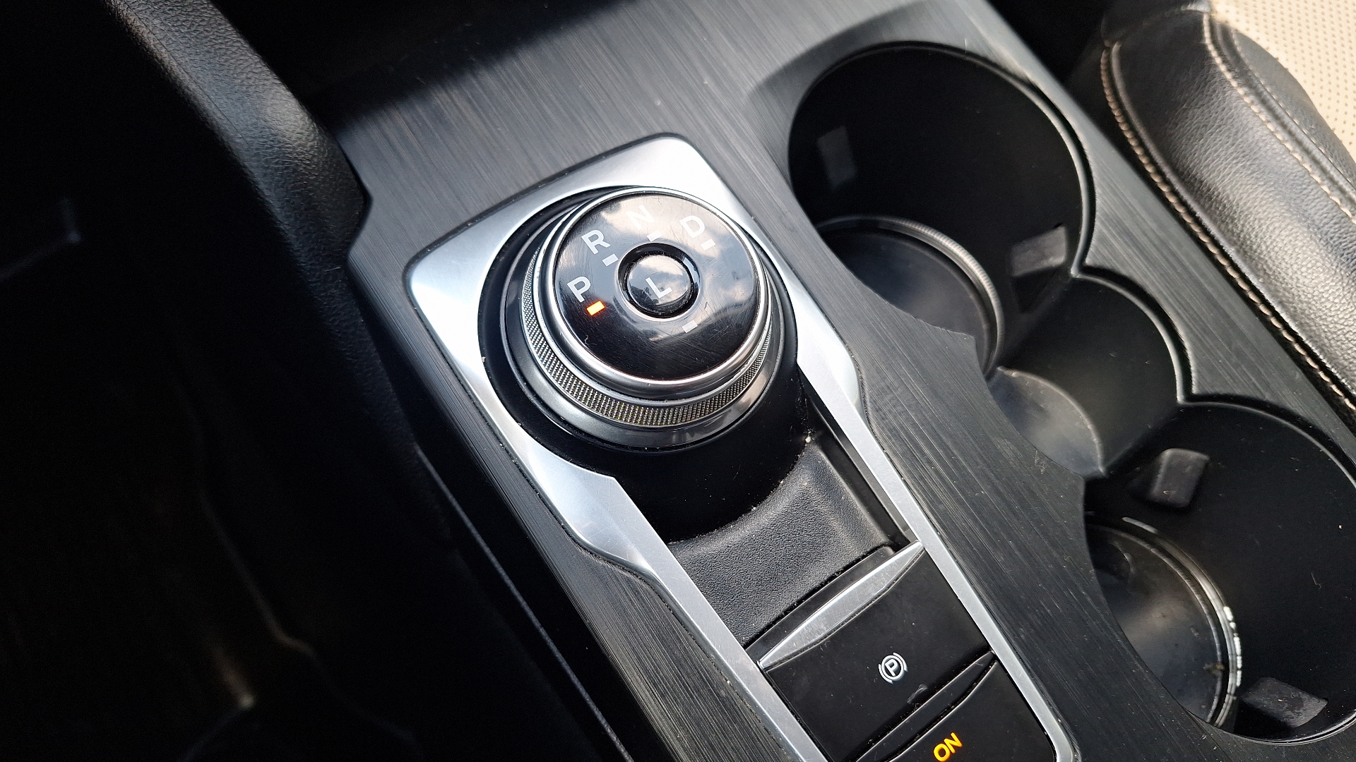 Ford Escape — foto 11 de 16